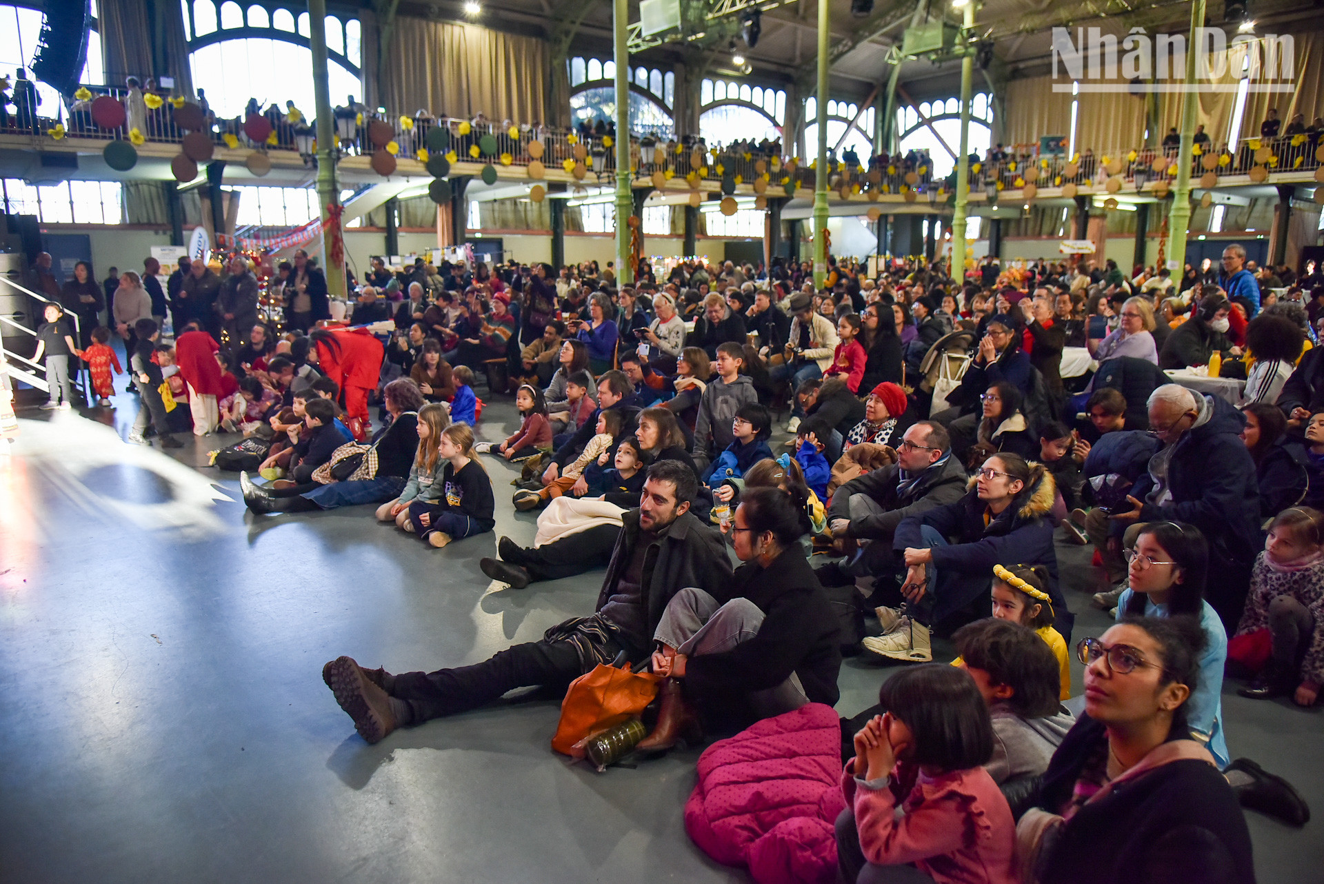 Chị Agnès Petiau (37 tuổi) là người gốc Việt, qua Pháp từ năm 6 tuổi, lập gia đình cùng chồng người Pháp sống tại thành phố Saint-Fargeau-Ponthierry cách trung tâm thủ đô Paris 50 km về phía nam. Được tin Hội người Việt Nam tại Pháp (UGVF) tổ chức Ngày hội Tết Ất Tỵ 2025, anh chị đưa gia đình và con nhỏ tới để hòa chung không khí đón xuân cùng cộng đồng người Việt tại Pháp. Chị Agnès chia sẻ: “Tại thành phố nơi tôi sinh sống, không có nhiều người Việt. Những dịp lễ Tết như vậy, các thành viên trong gia đình chỉ quây quần cùng nhau dọn dẹp, trang hoàng và bài trí cửa nhà. Đây là lần đầu tiên, chúng tôi có dịp được tham gia một hoạt động cộng đồng lớn như vậy. Chắc chắn năm sau, gia đình chúng tôi sẽ lại tới đây để tận hưởng không khí xuân ngập tràn và ấn tượng này”.