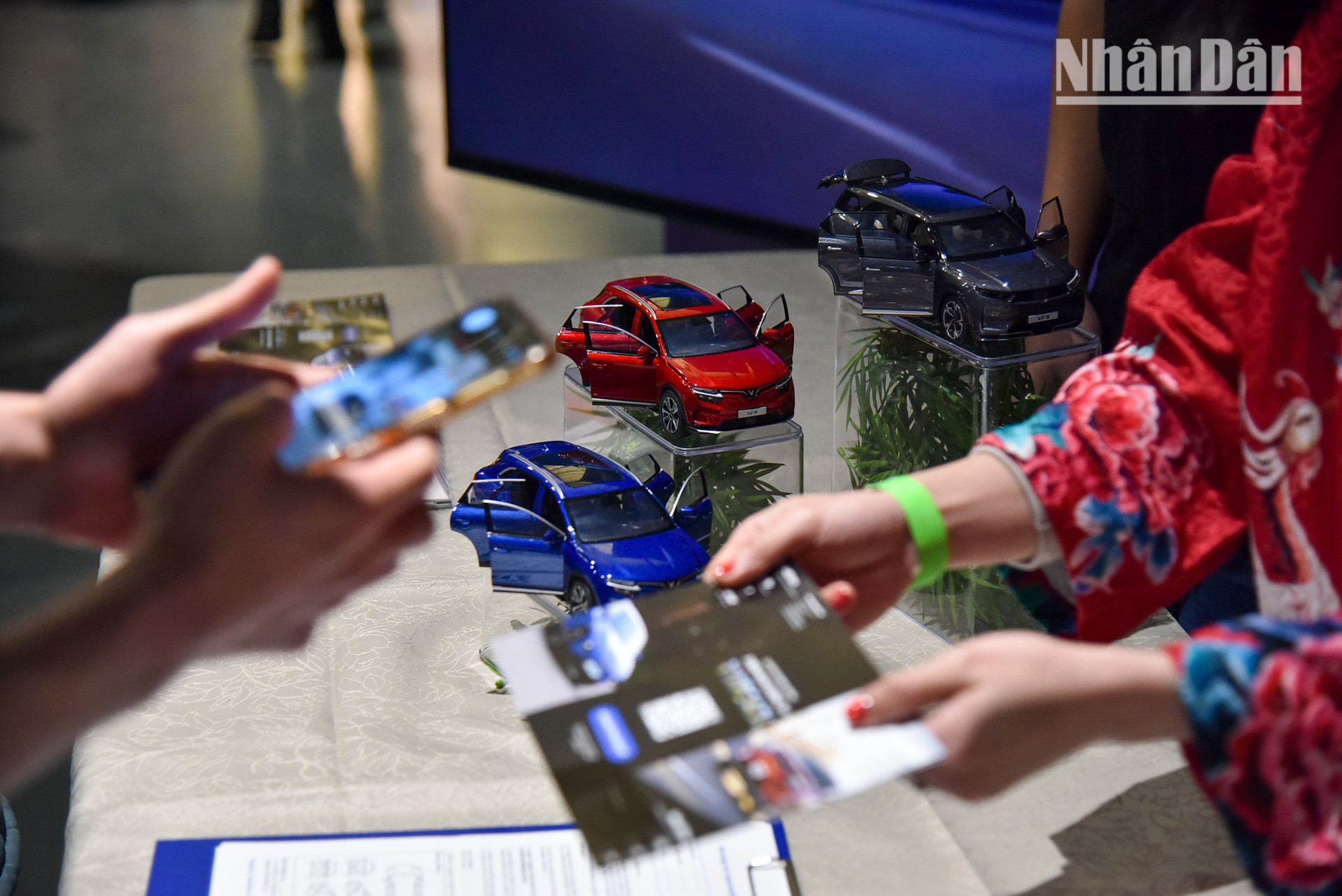 Ngày hội Tết 2025 có một gian trưng bày của doanh nghiệp xe điện Vinfast, cho phép khách tham quan đăng ký lái thử trực tiếp những phiên bản mới nhất đang được chào bán tại thị trường Pháp.