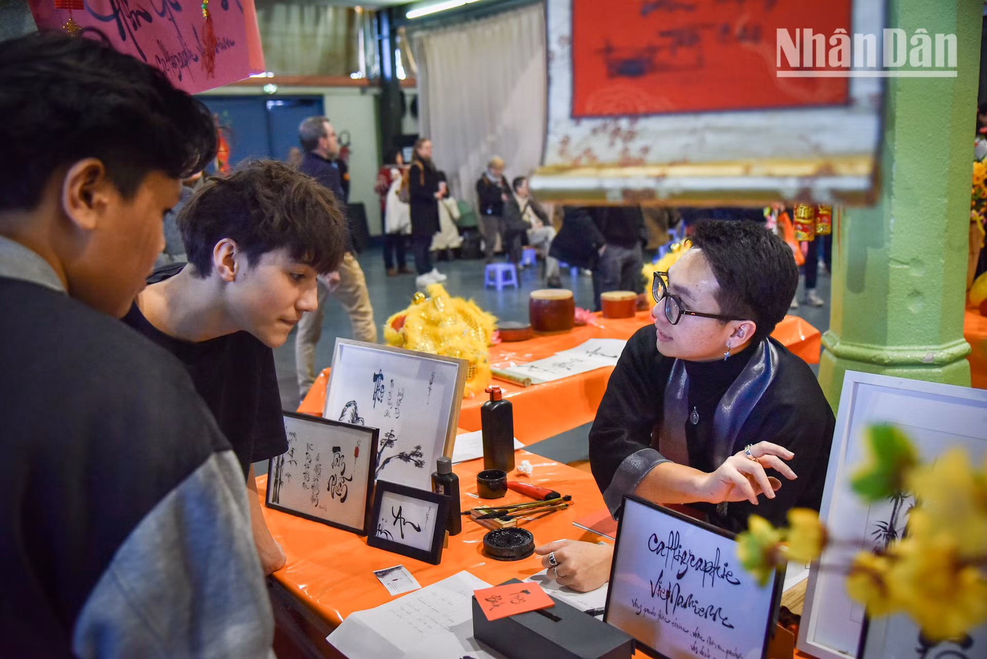 Xin chữ đầu năm là một truyền thống tốt đẹp của dân tộc, xuất phát từ tinh thần hiếu học và tư tưởng trọng tri thức của người Việt. Tại gian hàng của “thầy đồ” trẻ Kiếm Đăng, mỗi con chữ thư pháp cầm trên tay khách tham quan đều chứa đựng những ước nguyện về một năm mới thuận hòa, may mắn và bình an.