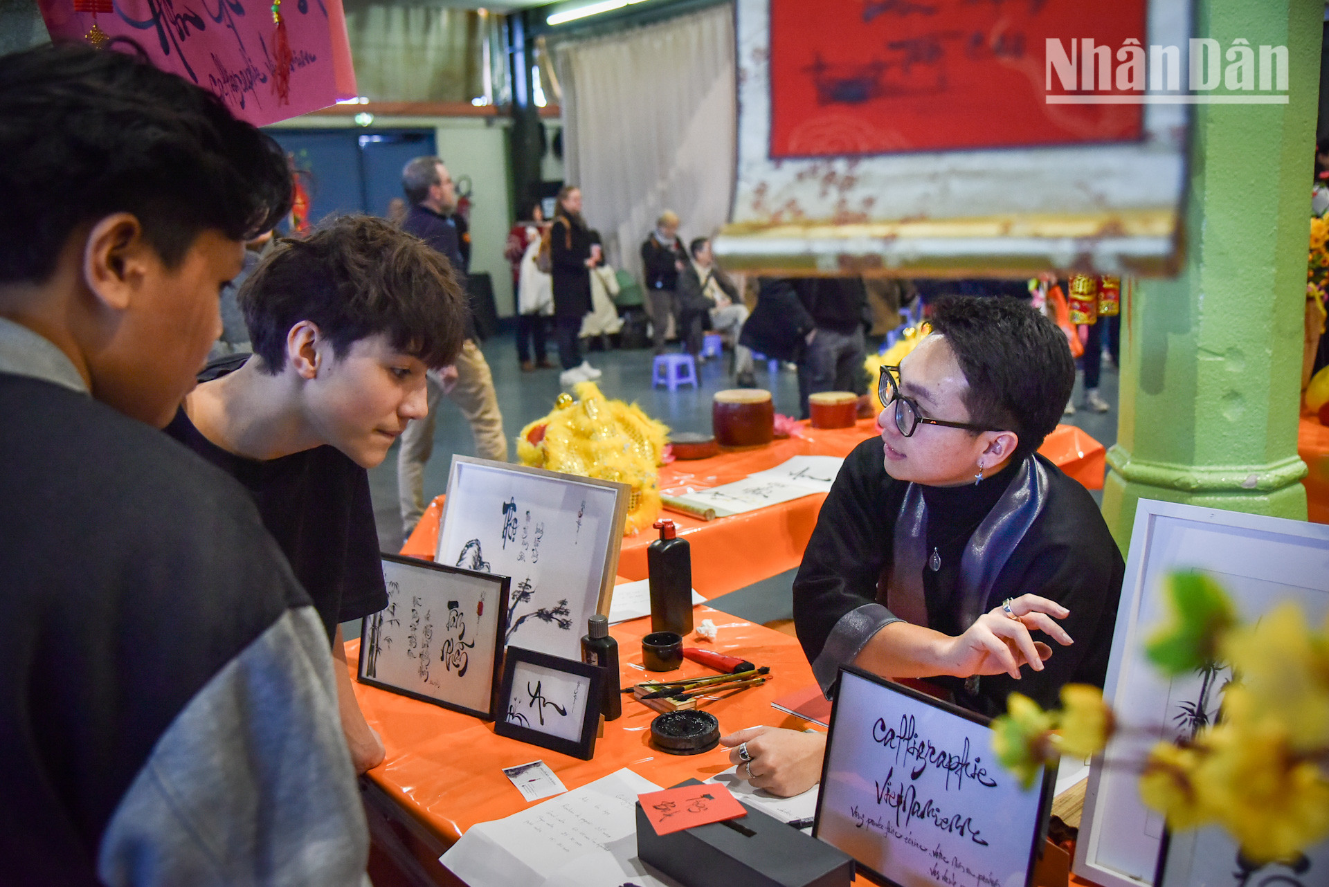 Xin chữ đầu năm là một truyền thống tốt đẹp của dân tộc, xuất phát từ tinh thần hiếu học và tư tưởng trọng tri thức của người Việt. Tại gian hàng của “thầy đồ” trẻ Kiếm Đăng, mỗi con chữ thư pháp cầm trên tay khách tham quan đều chứa đựng những ước nguyện về một năm mới thuận hòa, may mắn và bình an.