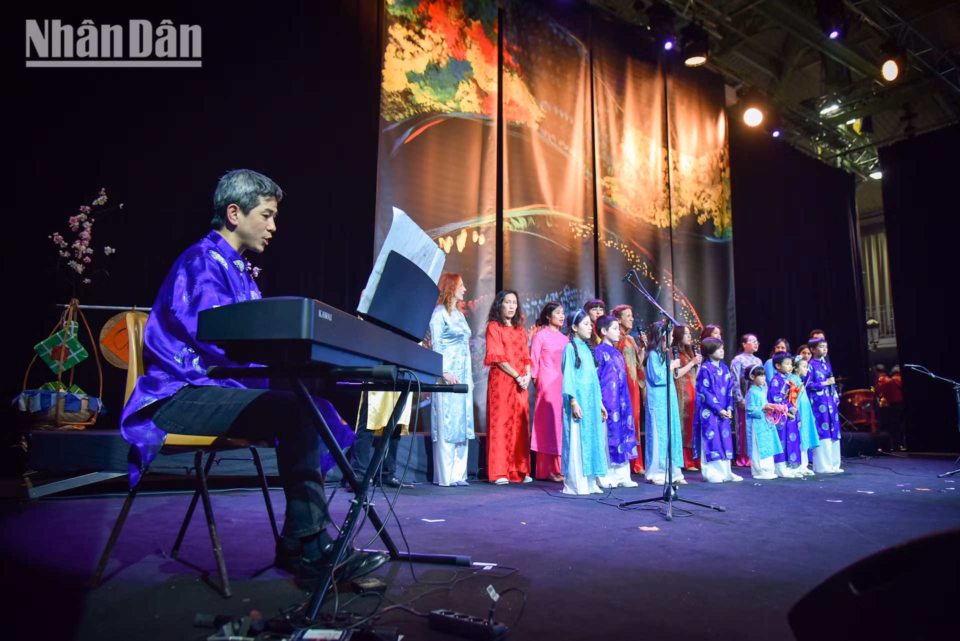 Không còn xa lạ với cộng đồng người Việt Nam tại Pháp, lớp học tiếng Việt của ông Cấn Văn Kiệt và bà Cấn Anh Claudine vẫn “sáng đèn” suốt hơn 40 năm qua. Cũng giống nhiều học viên khác trong lớp, Kim Anh Nguyễn, Marie-Dorothee và Ngọc Thu Lucas là con em gia đình gốc Việt không chỉ được tiếp xúc với văn hóa dân tộc qua ngôn ngữ tiếng Việt mà qua cả giai điệu, lời ca đậm chất quê hương. Góp vui tại Ngày hội Tết Ất Tỵ 2025 với những bài hát dân gian, lớp tiếng Việt của ông Cấn Văn Kiệt và bà Cấn Anh Claudine muốn truyền tải tới các thế hệ trẻ gốc Việt về một niềm say mê tìm về nguồn cội.