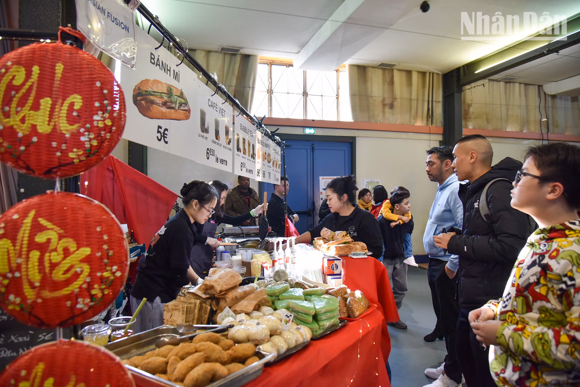 Tết không thể thiếu những món ngon đặc trưng. Ngày hội Tết 2025 là nơi để thực khách khám phá từng món bánh trái, mứt kẹo ngọt ngào gắn liền với hương vị tuổi thơ, những thức uống thân thuộc như trà, cà phê, nước mía. Khu chợ Tết Ất Tỵ 2025 hội tụ đủ mỹ vị ẩm thực ba miền như bánh chưng, nem chua, bún bò trộn, xôi chả, phở bò, cơm rang…