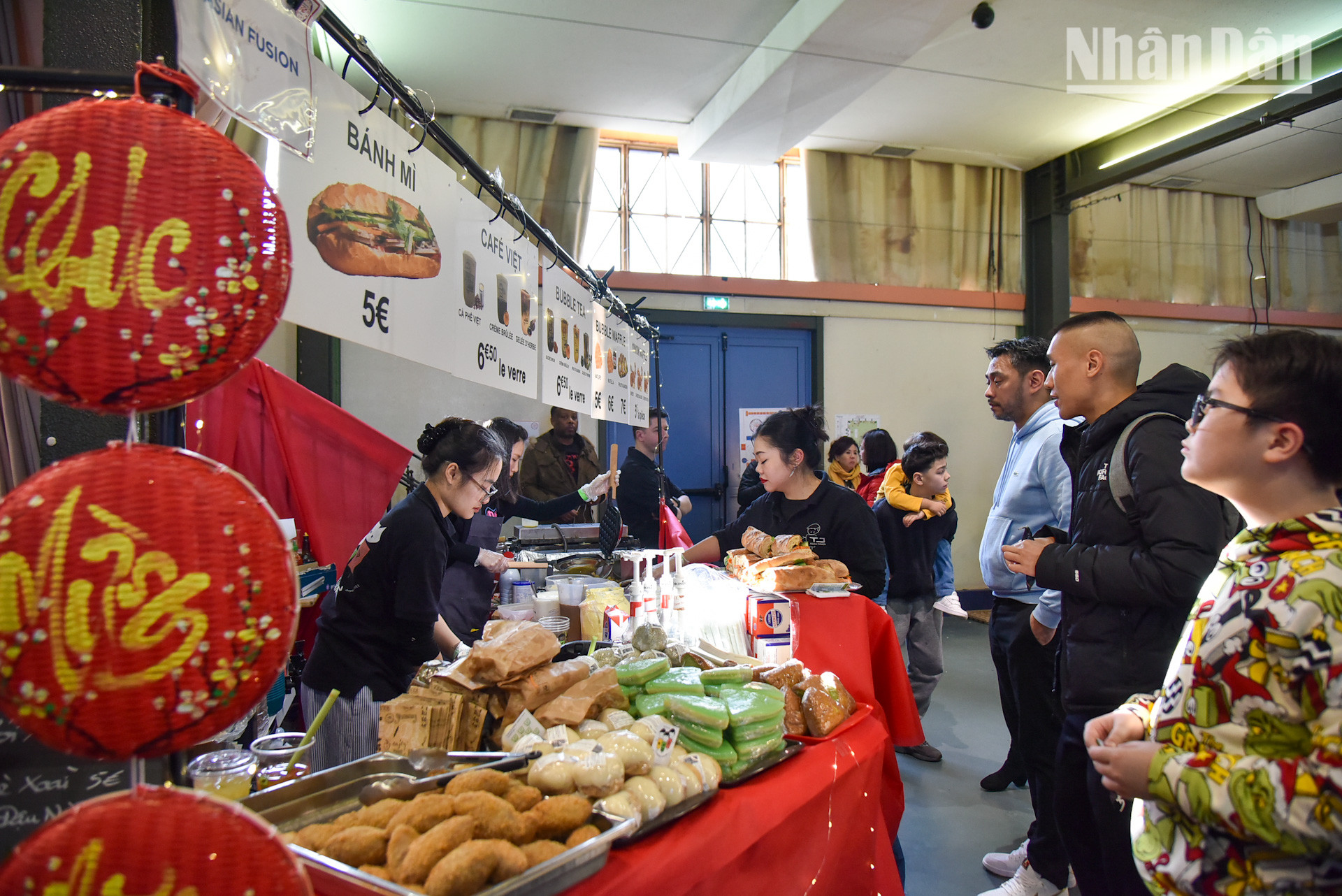 Tết không thể thiếu những món ngon đặc trưng. Ngày hội Tết 2025 là nơi để thực khách khám phá từng món bánh trái, mứt kẹo ngọt ngào gắn liền với hương vị tuổi thơ, những thức uống thân thuộc như trà, cà phê, nước mía. Khu chợ Tết Ất Tỵ 2025 hội tụ đủ mỹ vị ẩm thực ba miền như bánh chưng, nem chua, bún bò trộn, xôi chả, phở bò, cơm rang…