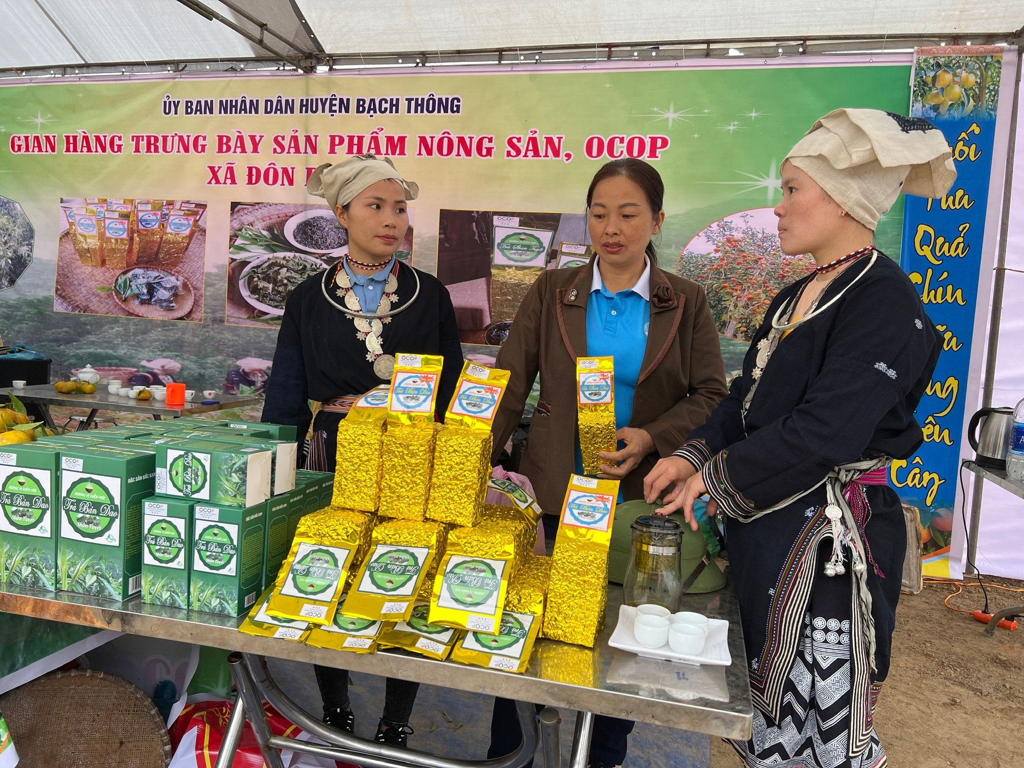 Giới thiệu sản phẩm của các hợp tác xã tại huyện Bạch Thông. (Ảnh: TUẤN SƠN)