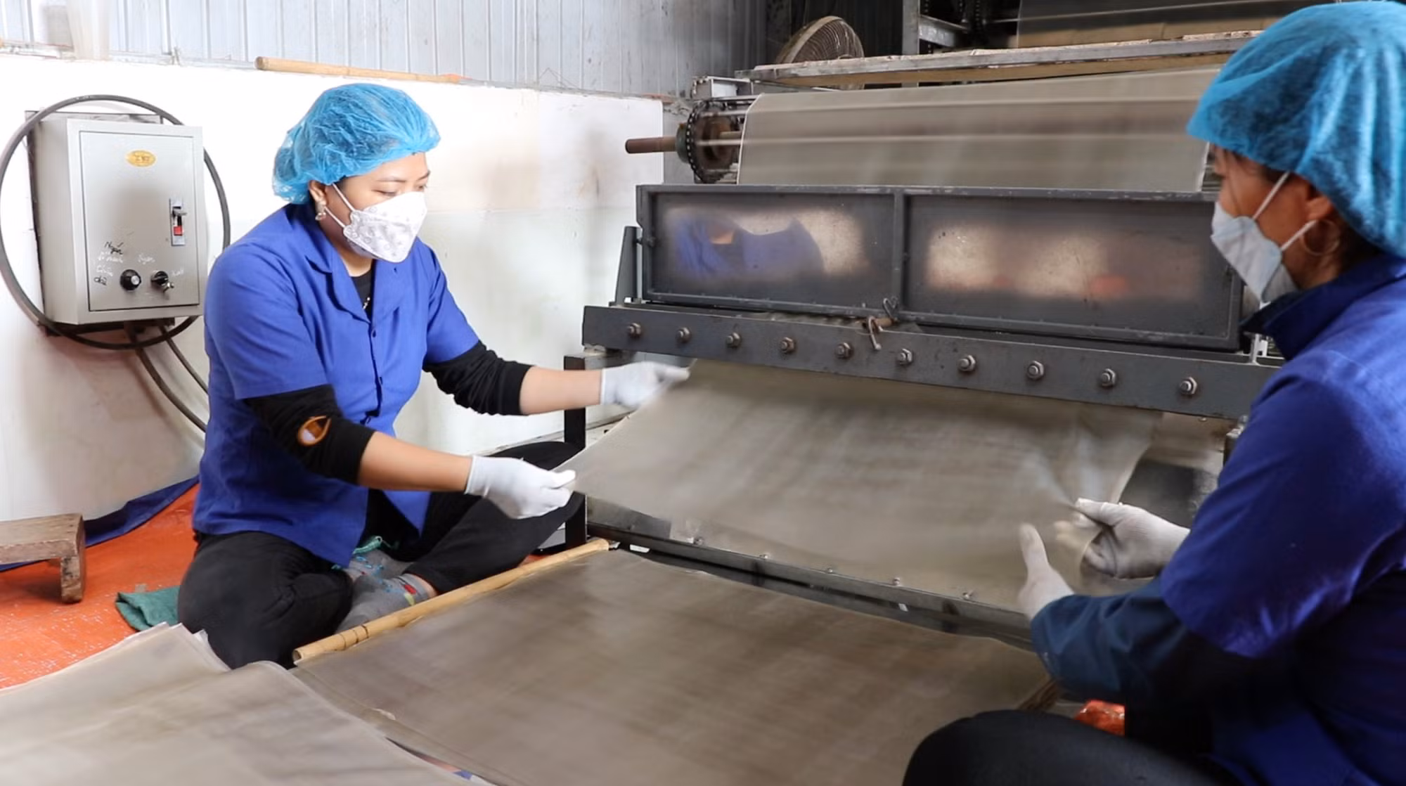 Sản xuất miến dong tại Hợp tác xã Tài Hoan, huyện Na Rì. (Ảnh: TUẤN SƠN)