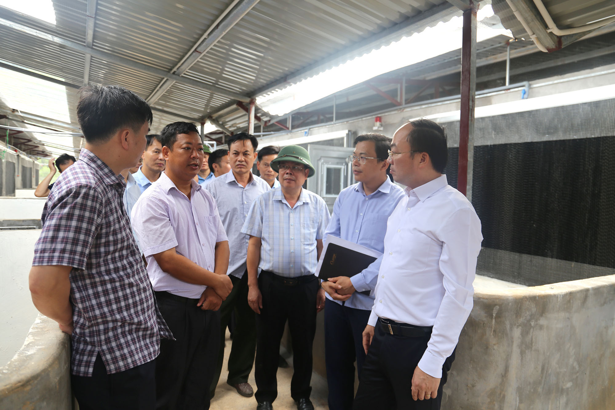 Lãnh đạo tỉnh Bắc Kạn thăm, kiểm tra một dự án chăn nuôi quy mô lớn tại xã Thanh Thịnh, Chợ Mới. (Ảnh: NGỌC TÚ) Lãnh đạo tỉnh Bắc Kạn thăm, kiểm tra một dự án chăn nuôi quy mô lớn tại xã Thanh Thịnh, Chợ Mới. (Ảnh: NGỌC TÚ)