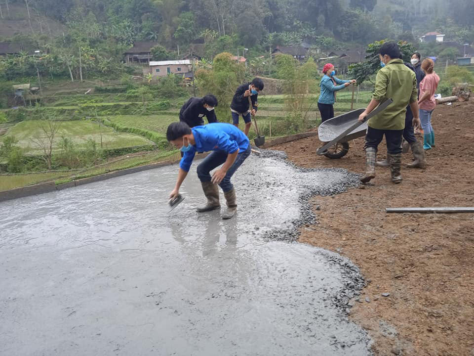 Đoàn viên, thanh niên xã Cổ Linh (Pác Nặm) giúp người dân đổ bê-tông sân nhà văn hóa thôn Bản Nghè. (Ảnh: HƯƠNG DỊU) Đoàn viên, thanh niên xã Cổ Linh (Pác Nặm) giúp người dân đổ bê-tông sân nhà văn hóa thôn Bản Nghè. (Ảnh: HƯƠNG DỊU)