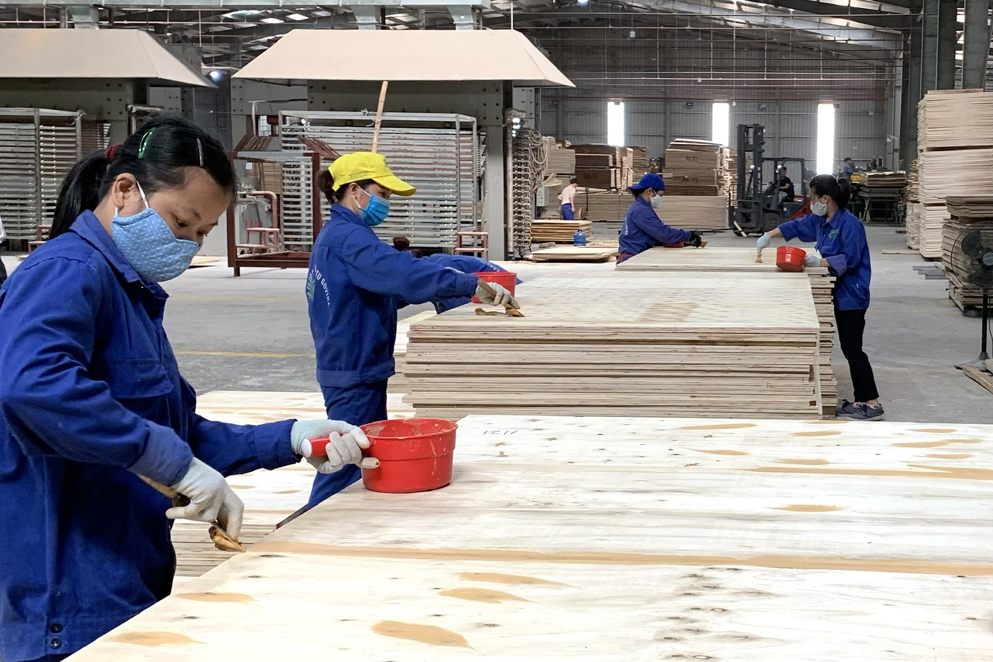 Chế biến gỗ trong khu công nghiệp Thanh Bình. (Ảnh: HƯƠNG DỊU) Chế biến gỗ trong khu công nghiệp Thanh Bình. (Ảnh: HƯƠNG DỊU)