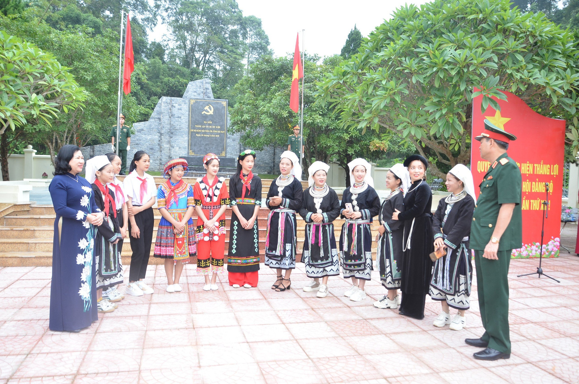 Lãnh đạo tỉnh Bắc Kạn trò chuyện với thanh, thiếu nhi và đồng bào dân tộc thiểu số tại di tích Coỏng Tát (huyện Ngân Sơn), nơi thành lập Chi bộ Đảng đầu tiên của Bắc Kạn. (Ảnh: TUẤN SƠN) Lãnh đạo tỉnh Bắc Kạn trò chuyện với thanh, thiếu nhi và đồng bào dân tộc thiểu số tại di tích Coỏng Tát (huyện Ngân Sơn), nơi thành lập Chi bộ Đảng đầu tiên của Bắc Kạn. (Ảnh: TUẤN SƠN)