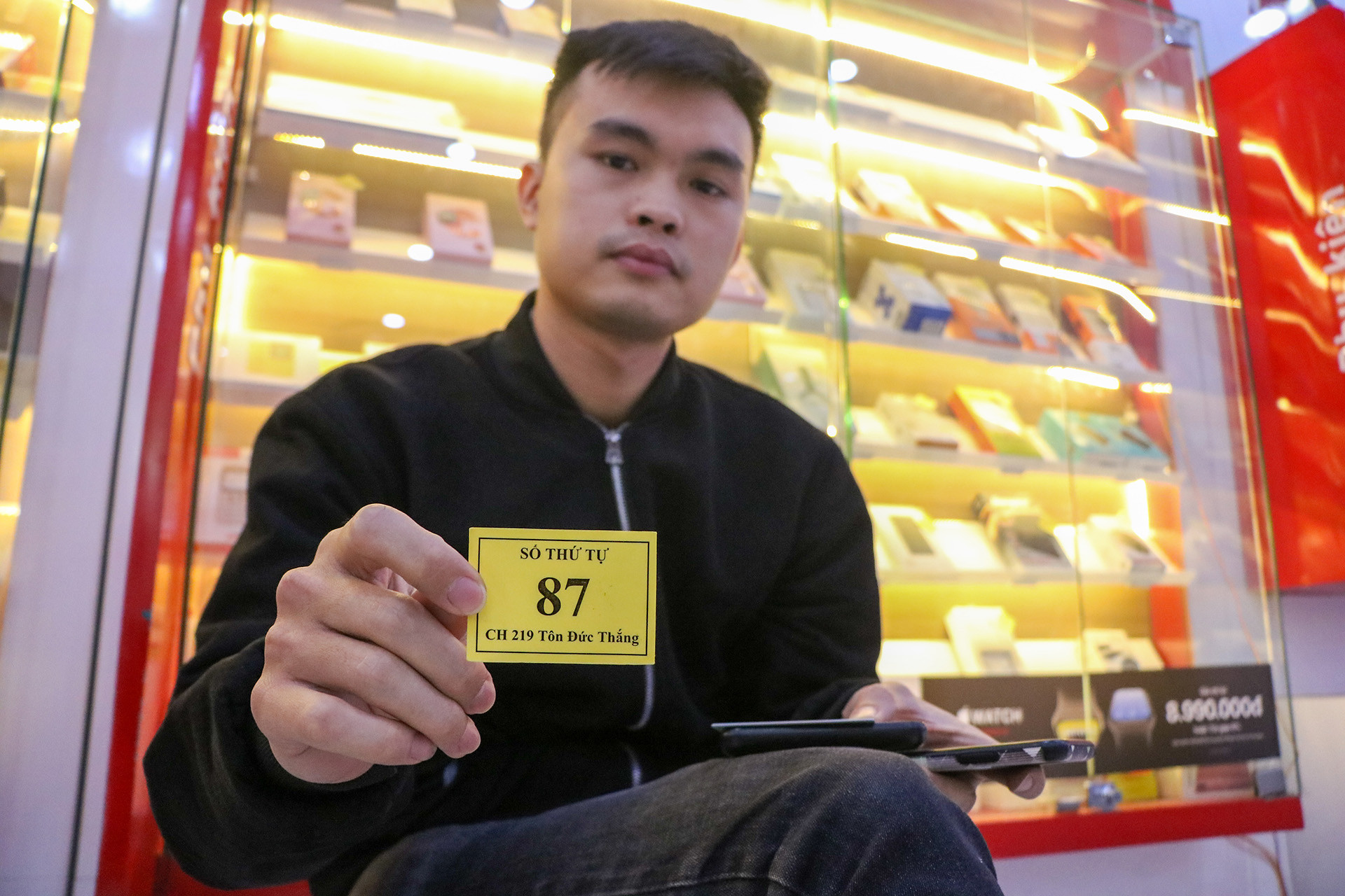 Anh Khánh (Đống Đa, Hà Nội) cho biết, anh đã đến xếp hàng từ sớm nhưng phải chờ rất lâu mới tới lượt. Hôm nay, anh đến để đổi thông tin thuê bao chiếc sim mà anh đã mua từ 4 năm trước tại cửa hàng phân phối ngoài thị trường.