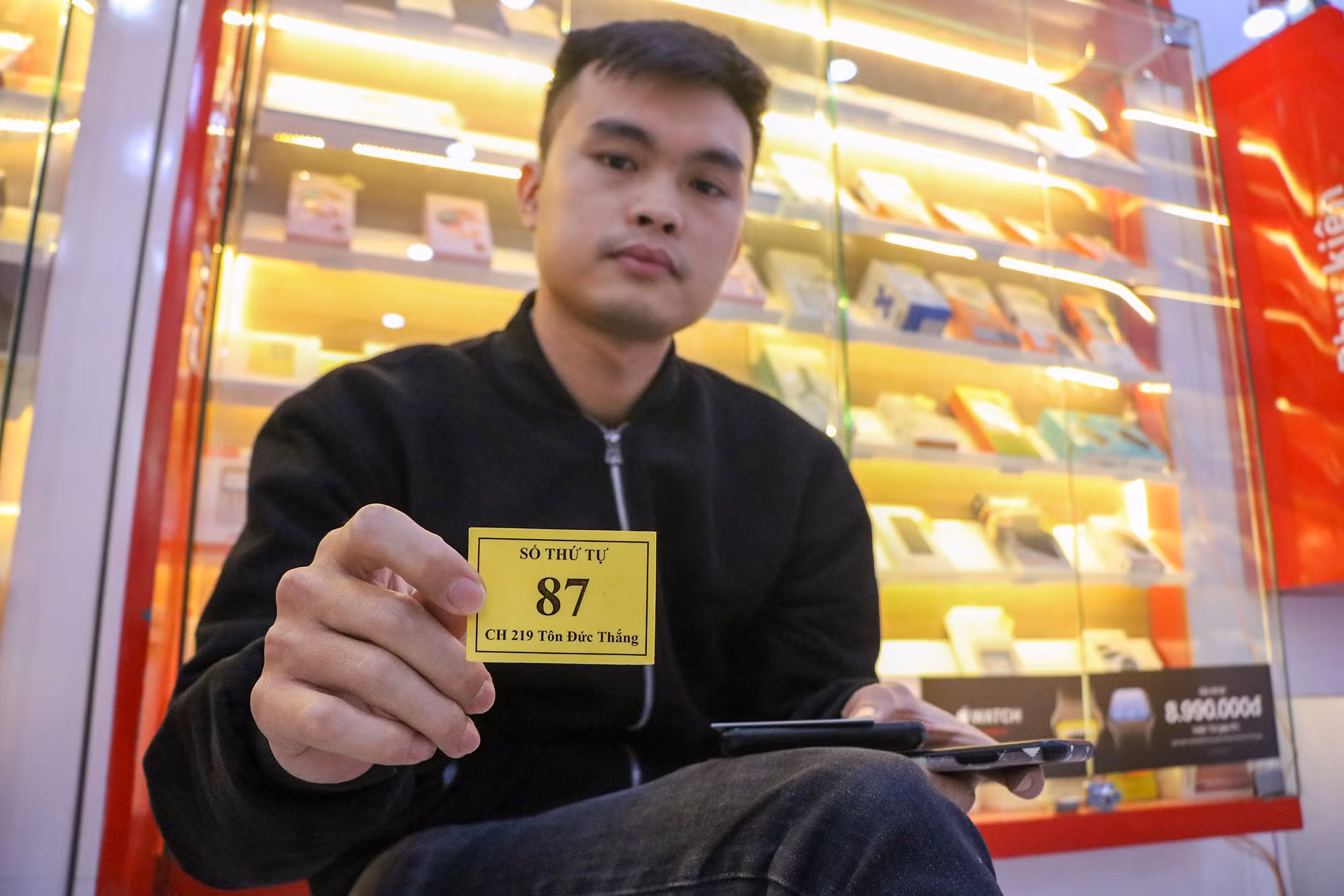 Anh Khánh (Đống Đa, Hà Nội) cho biết, anh đã đến xếp hàng từ sớm nhưng phải chờ rất lâu mới tới lượt. Hôm nay, anh đến để đổi thông tin thuê bao chiếc sim mà anh đã mua từ 4 năm trước tại cửa hàng phân phối ngoài thị trường.