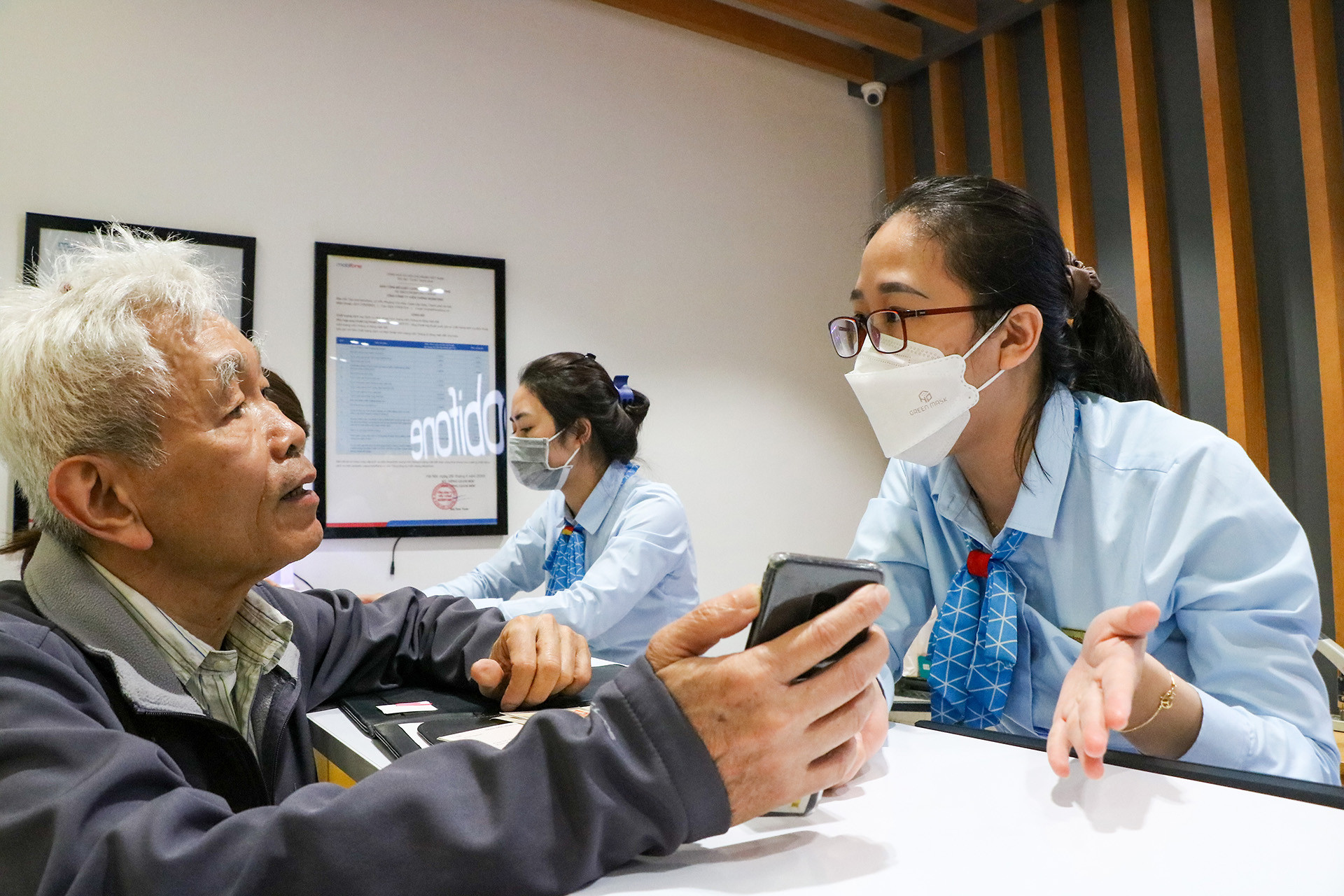 Vì khách hàng đa số là người cao tuổi nên nhân viên phòng giao dịch Mobifone rất tận tình hướng dẫn.