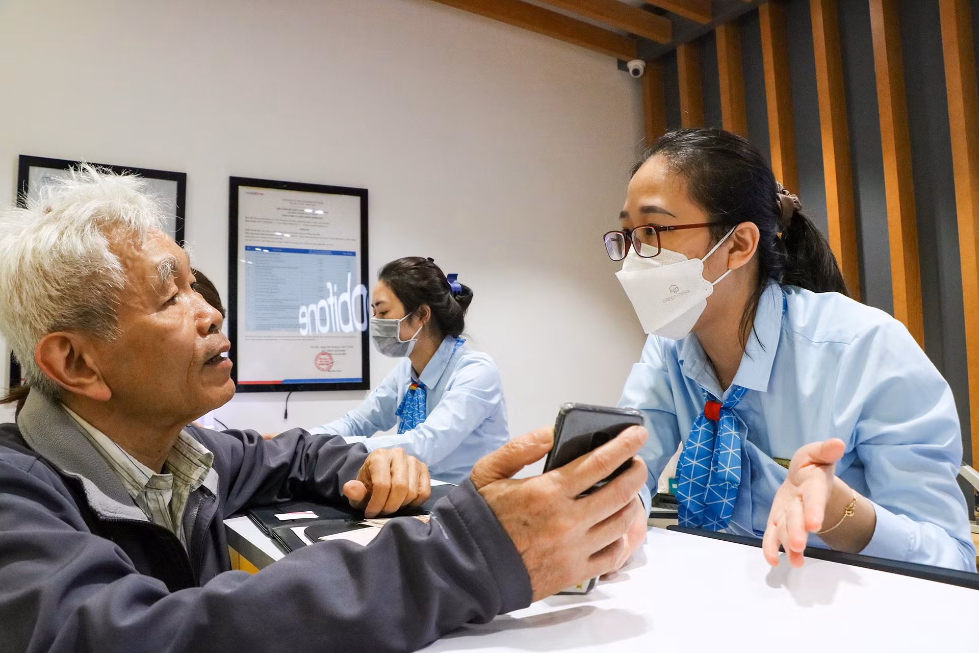 Vì khách hàng đa số là người cao tuổi nên nhân viên phòng giao dịch Mobifone rất tận tình hướng dẫn.