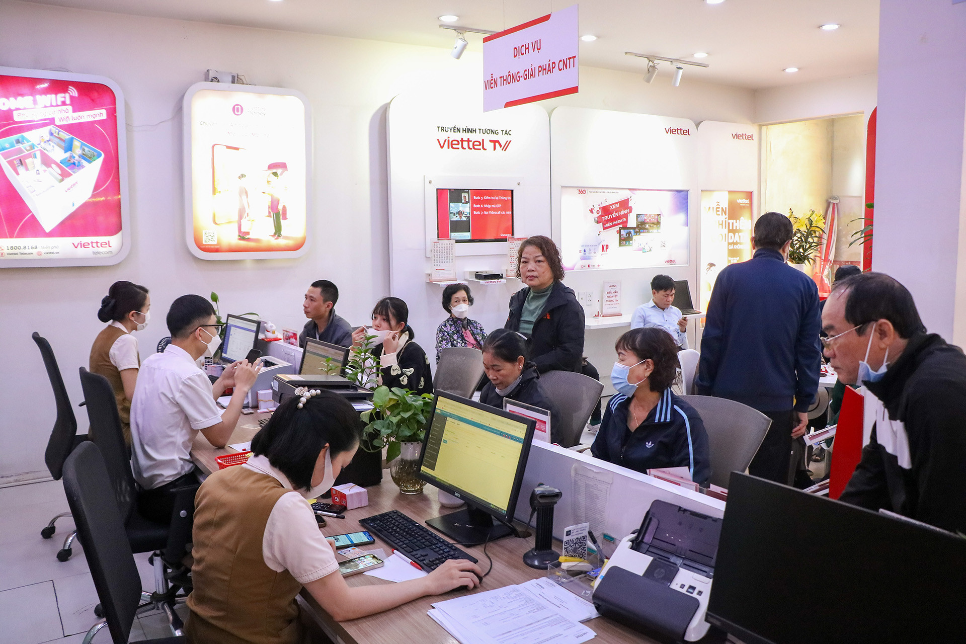 Hôm nay là ngày cuối để thực hiện chuẩn hóa thông tin thuê bao di động. Các nhà mạng đã phải tăng cường nhân sự tại các điểm giao dịch để có thể kịp thời đáp ứng nhu cầu của khách hàng.