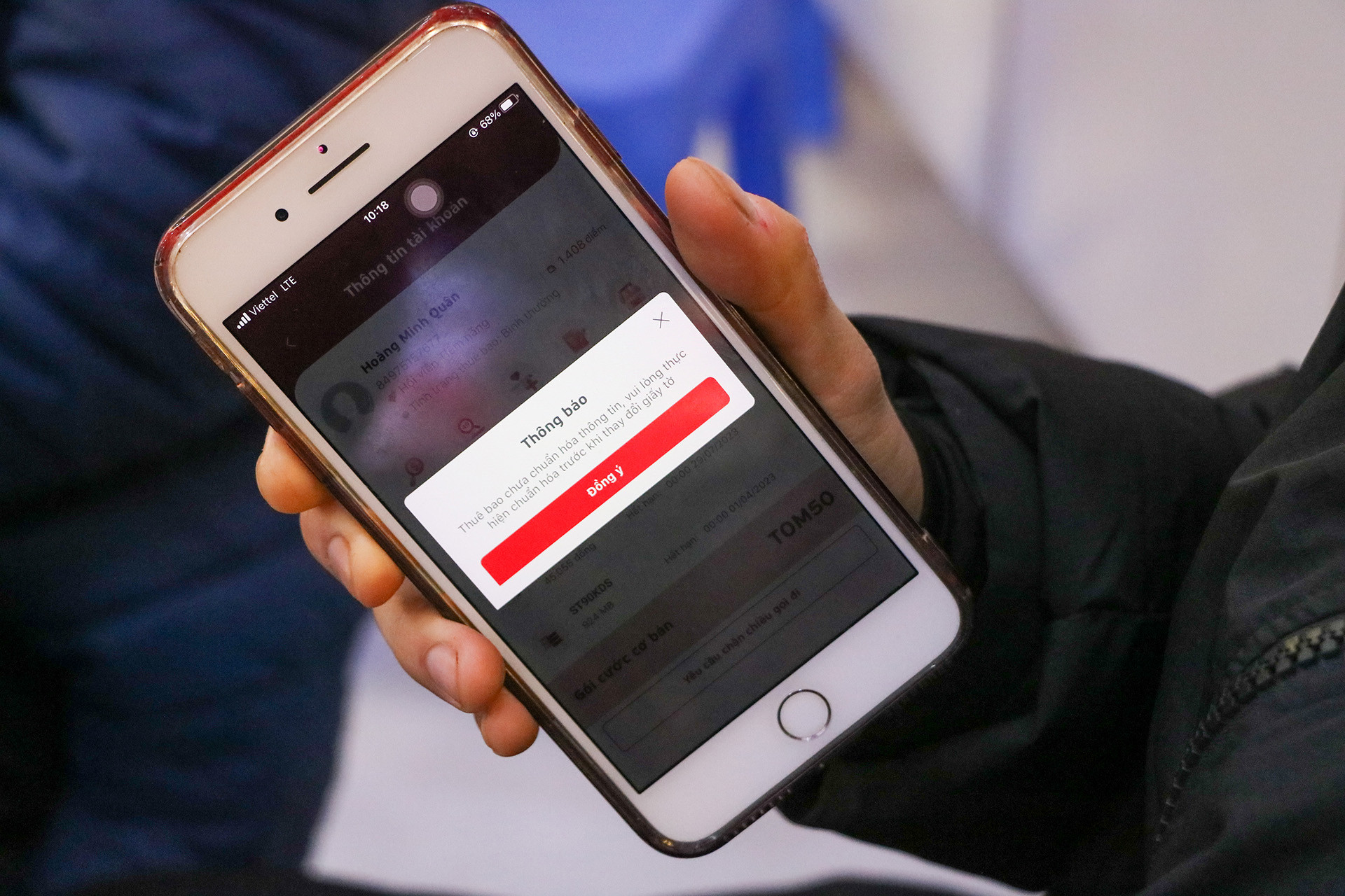 Việc chuẩn hóa thông tin có thể được thực hiện ngay trên điện thoại của người dùng, nhưng theo ghi nhận, những ngày gần đây, ứng dụng của nhà mạng trên điện thoại thường bị quá tải và không thể cập nhật thông tin. Chính vì vậy, mọi người đổ xô đến phòng giao dịch để cập nhật kịp thời trước khi bị khóa sim một chiều.