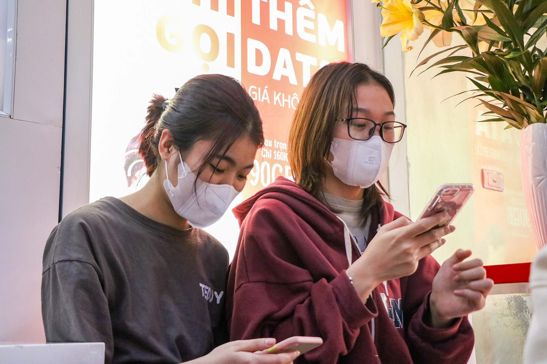 Bạn Ngọc (Đống Đa, Hà Nội) chia sẻ: “Em đã nhận được thông báo từ nhà mạng vào mấy ngày trước, nhưng vì vướng lịch học nên hôm nay em mới có thể tới đây để hoàn thiện thủ tục chuẩn hóa thông tin thuê bao của mình".