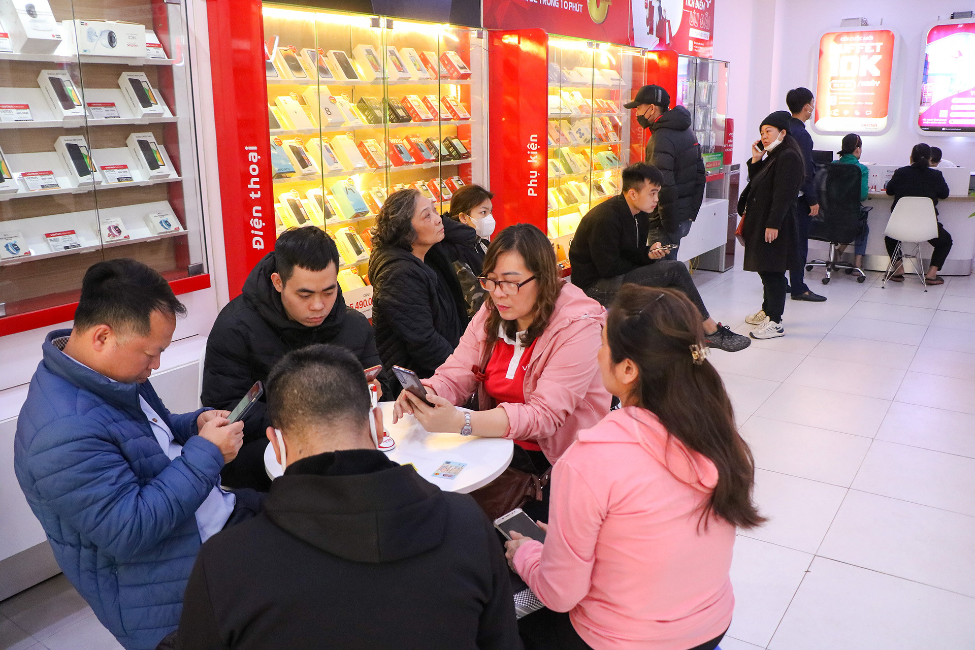 Sáng 1/3, phòng giao dịch Viettel (291 phố Tôn Đức Thắng, Hà Nội) ghi nhận có hàng chục lượt khách chờ làm thủ tục chuẩn hóa thuê bao theo yêu cầu của Bộ Thông tin và Truyền thông.