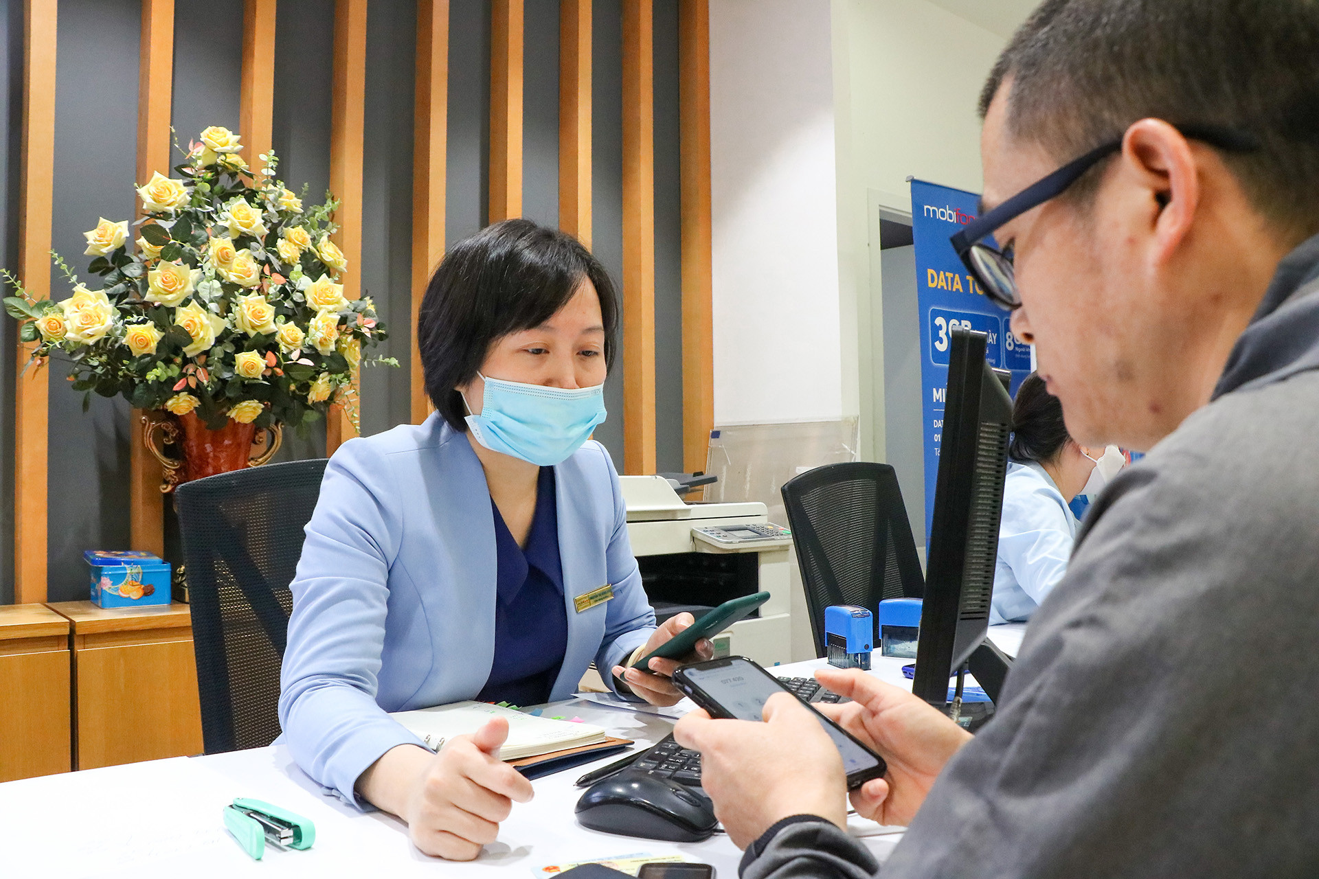 Đại diện cửa hàng Mobifone cho biết: “Dựa theo thông tin thuê bao, hôm nay cửa hàng có thể tiếp đón tới 1.000 lượt khách đến chuẩn hóa dữ liệu.”