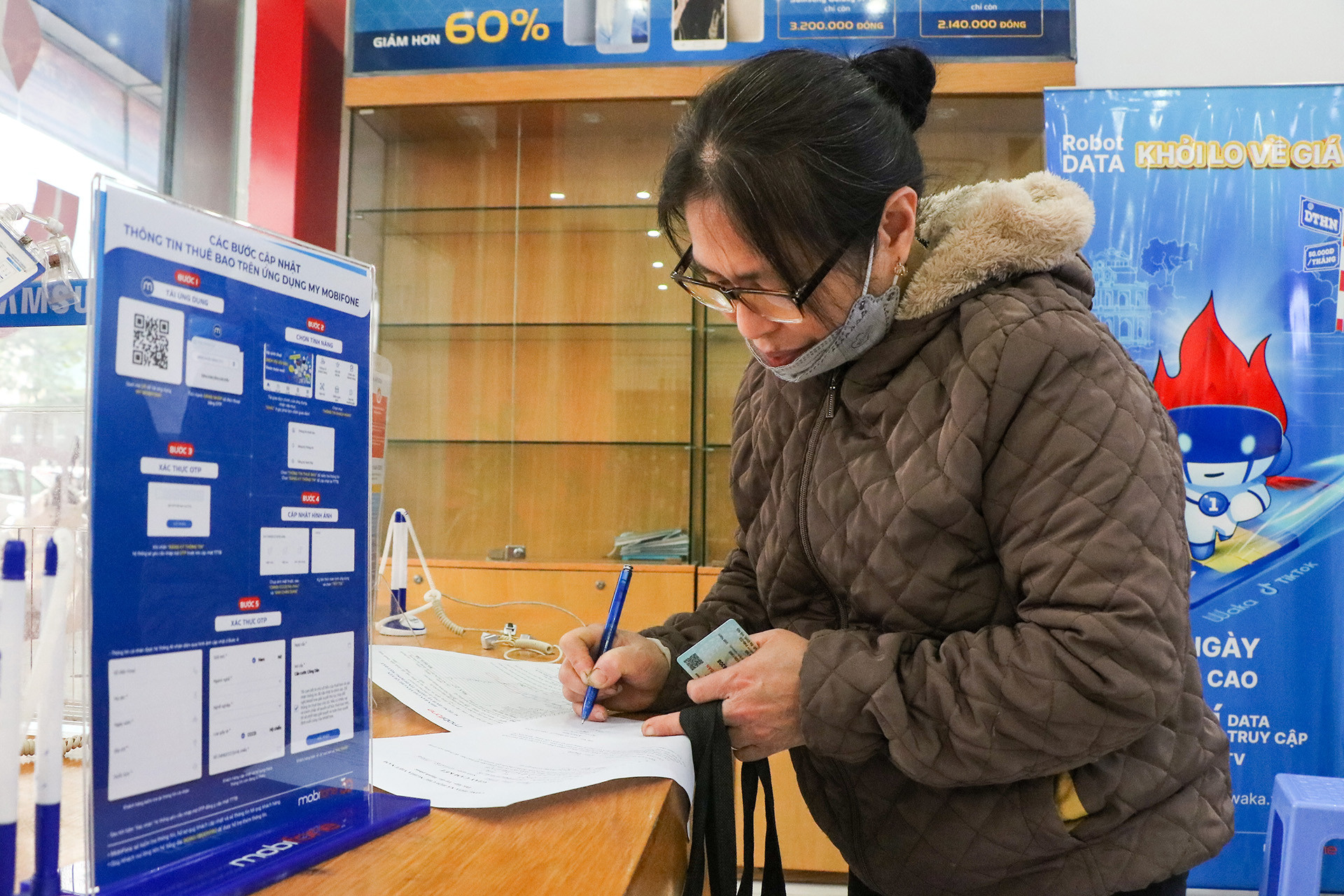 Bà Phạm Thị Thọ (quận Ba Đình, Hà Nội) chia sẻ, bà đã mua sim kích hoạt sẵn cách đây 2 năm. Bà đã nhận được tin nhắn từ nhà mạng yêu cầu đến chuẩn hóa dữ liệu. Do vậy, hôm nay bà tới đây để hoàn thiện thủ tục chuyển đổi.