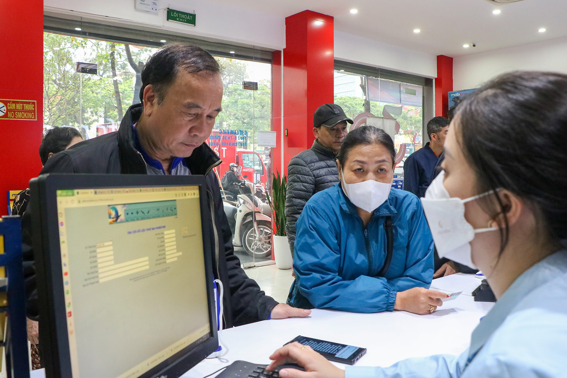 Người dân tới đây đa phần là để chuẩn hóa thông tin thuê bao di động trước ngày 1/4.