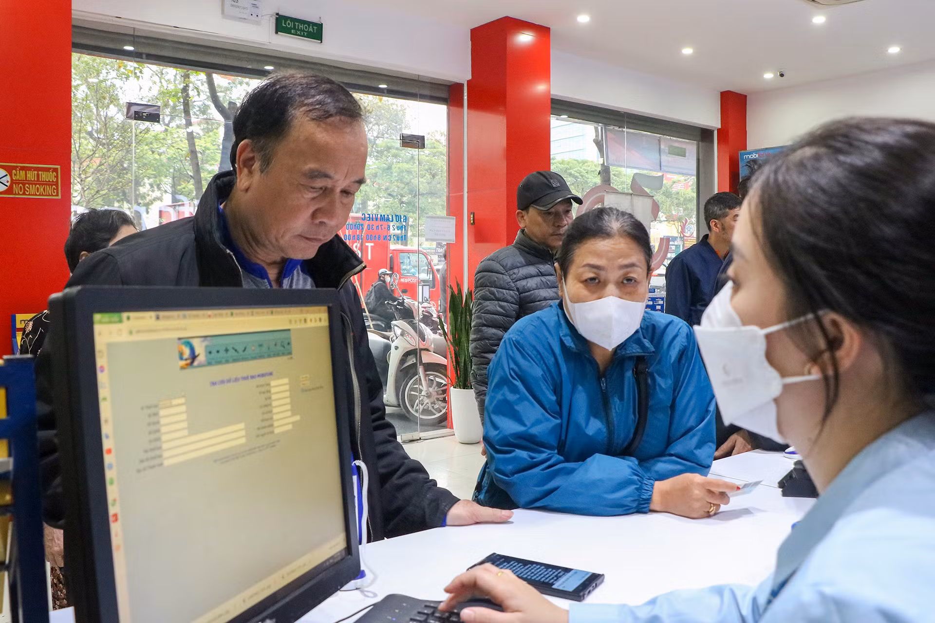 Người dân tới đây đa phần là để chuẩn hóa thông tin thuê bao di động trước ngày 1/4.