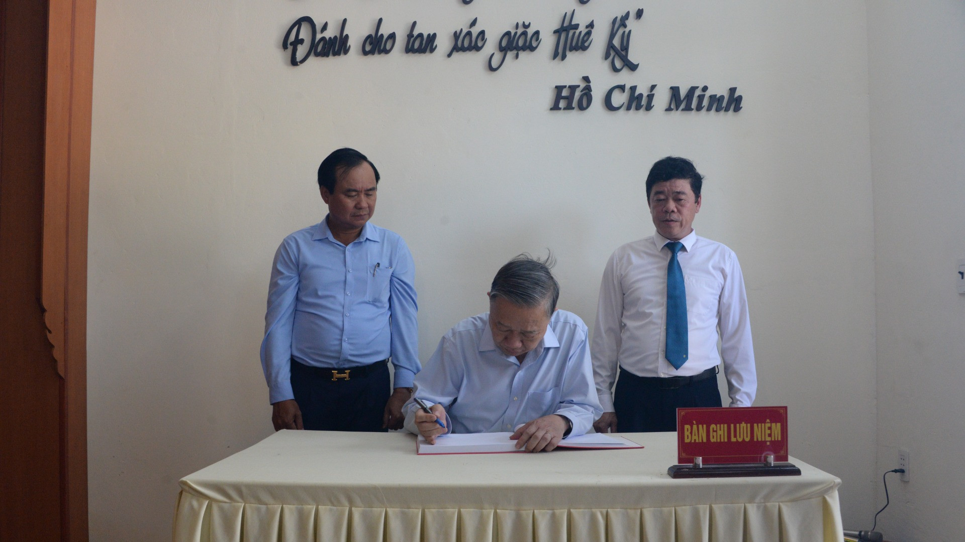 Tổng Bí thư, Chủ tịch nước Tô Lâm viết lưu bút tại Nhà lưu niệm Bác Hồ trên đảo Cồn Cỏ.