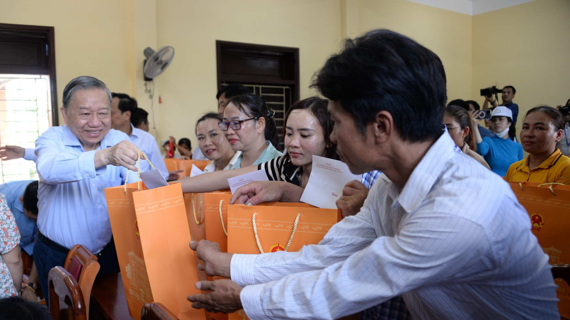 Tổng Bí thư, Chủ tịch nước Tô Lâm tặng quà người dân đảo Cồn Cỏ.