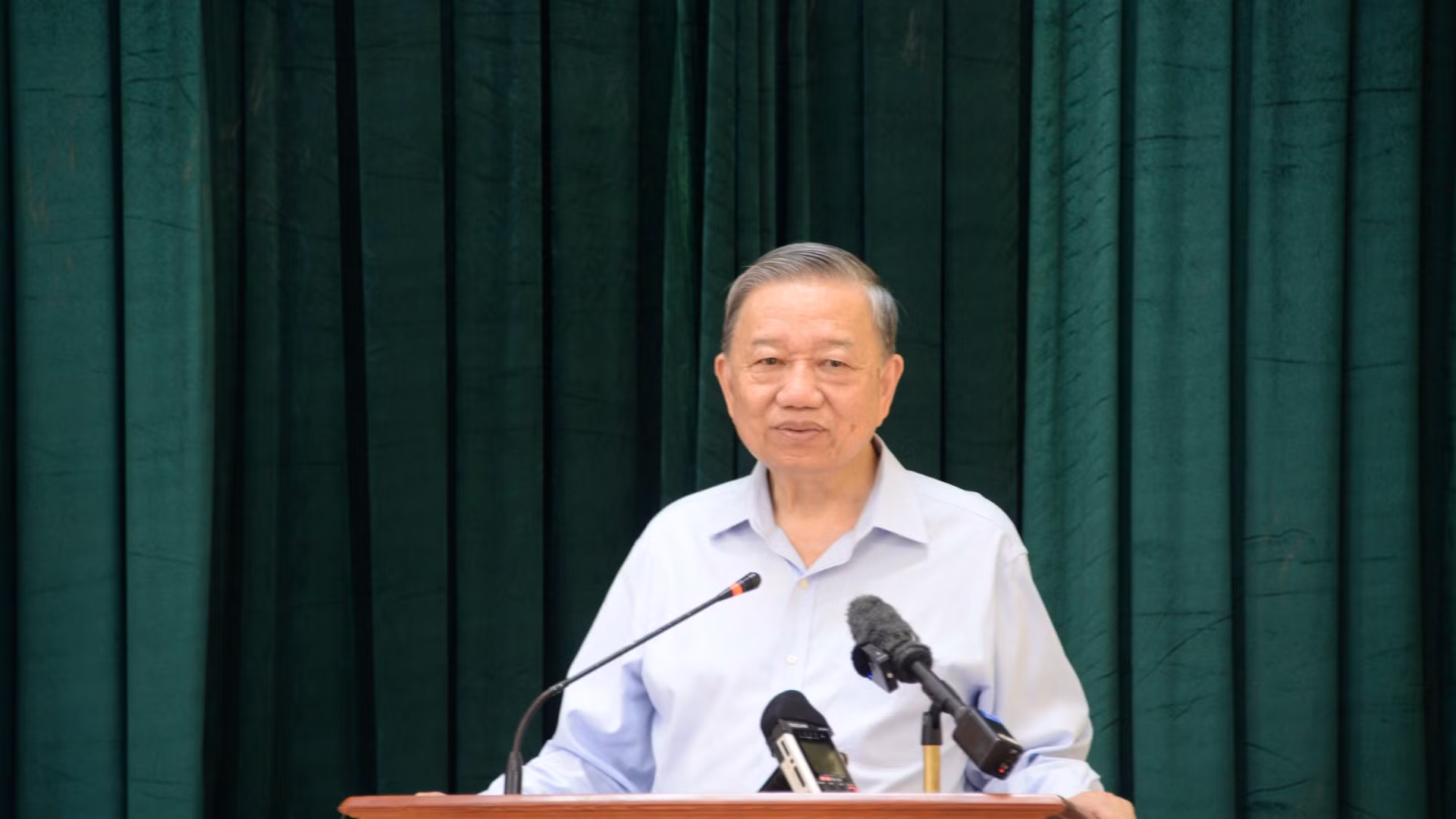 Tổng Bí thư, Chủ tịch nước Tô Lâm trao đổi với người dân Cồn Cỏ.