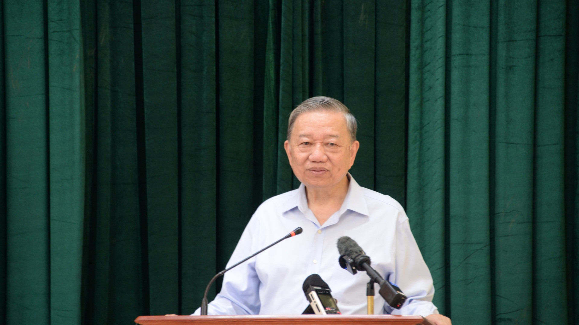 Tổng Bí thư, Chủ tịch nước Tô Lâm trao đổi với người dân Cồn Cỏ.