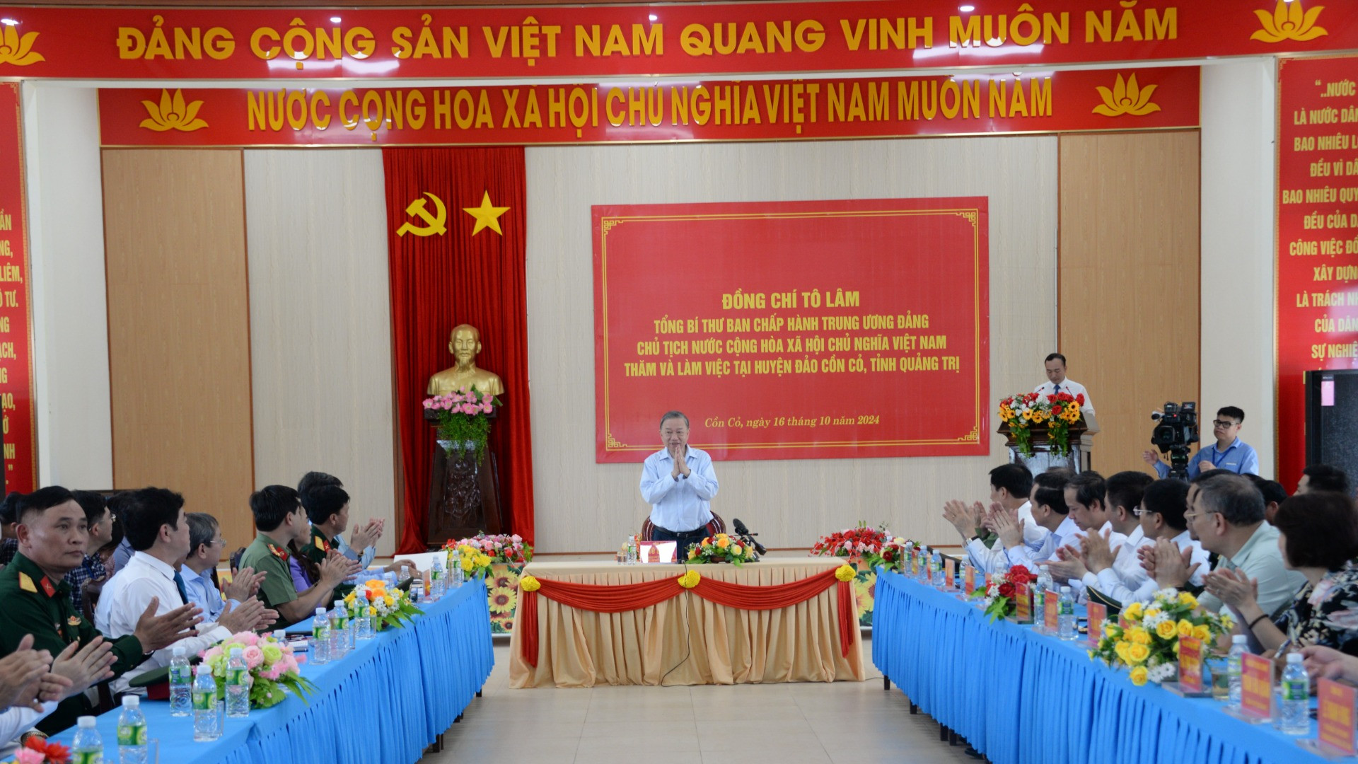 Tổng Bí thư, Chủ tịch nước Tô Lâm gặp gỡ cán bộ, chiến sĩ người dân Cồn Cỏ.