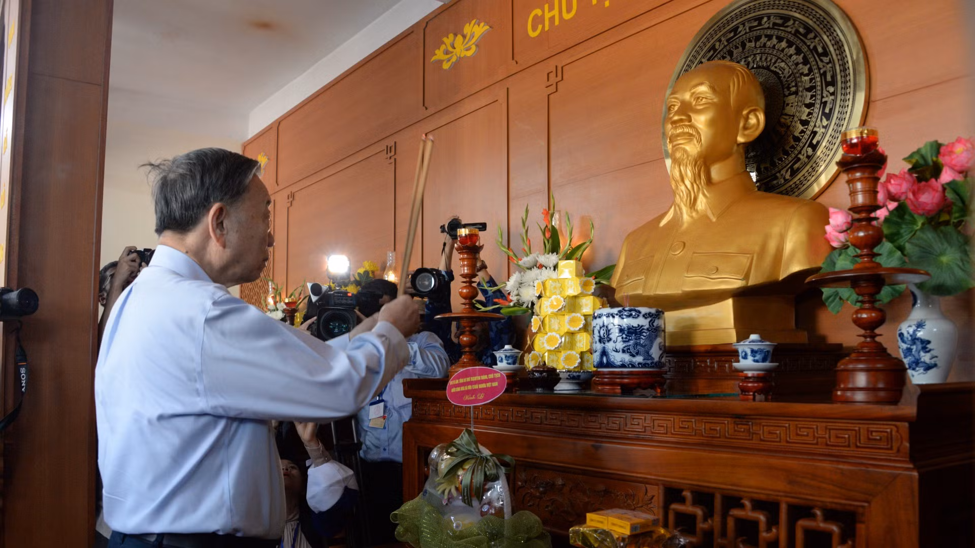 Tổng Bí thư, Chủ tịch nước Tô Lâm dâng hương tại nhà Lưu niệm Bác Hồ ở đảo Cồn Cỏ.