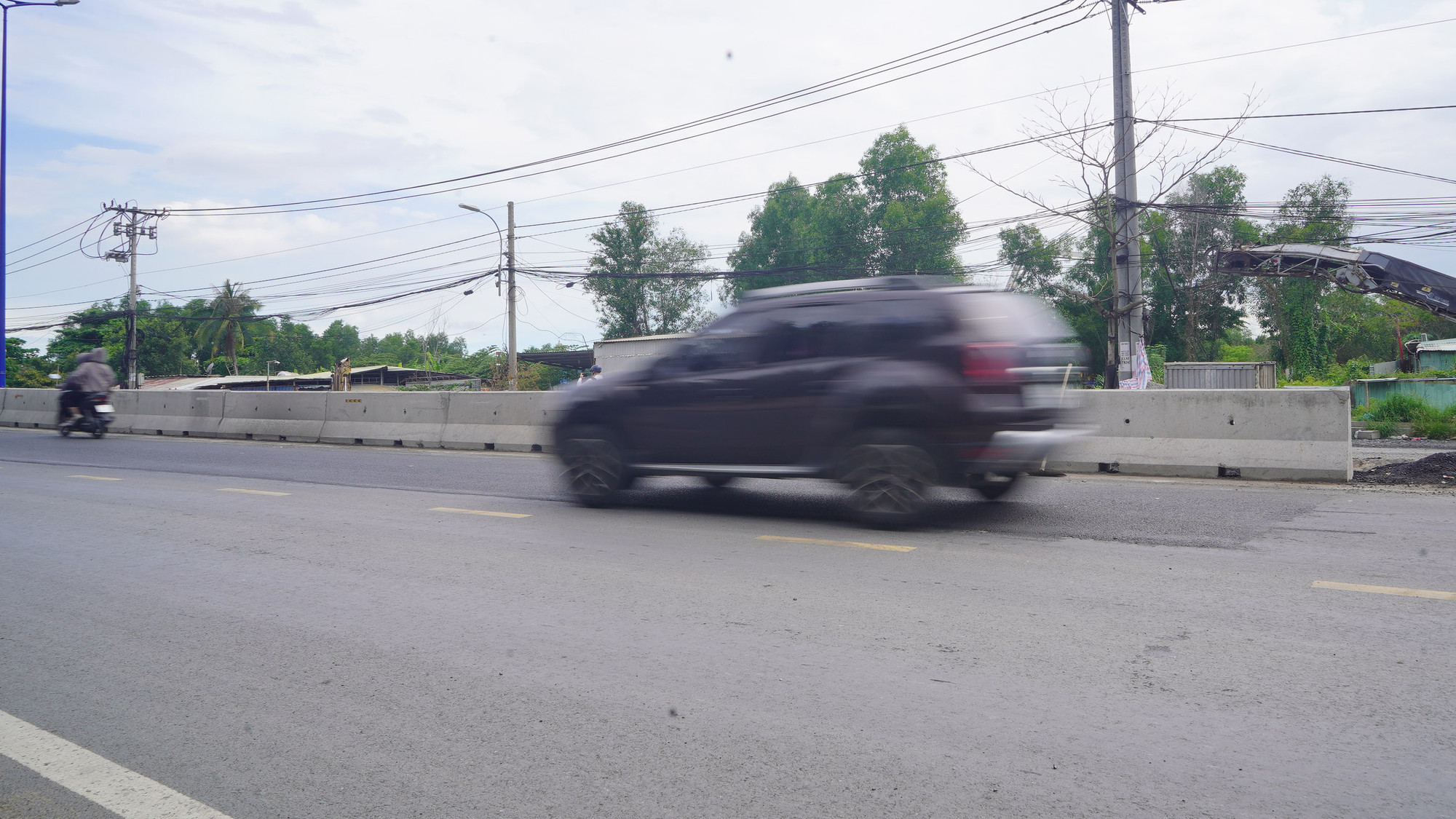 Trước đó, đường đầu cầu phía đường D2 xuất hiện đoạn hằn lún có tổng diện tích 49m².