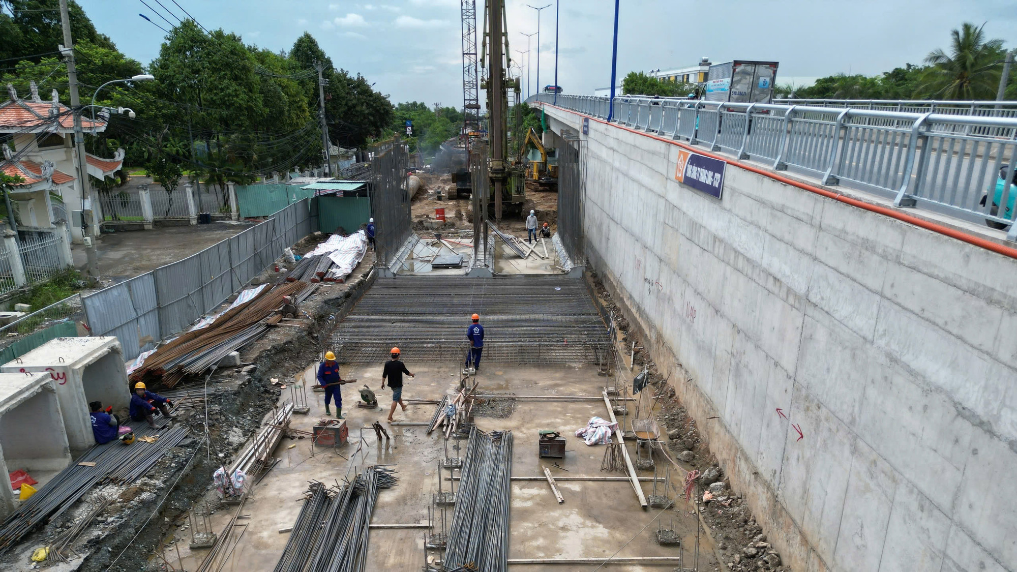 Vị trí vết nứt được xử lý bằng cách cắt thẳng mép bê-tông, loại bỏ phần dư thừa và hoàn thiện lại bề mặt bảo đảm thẩm mỹ.