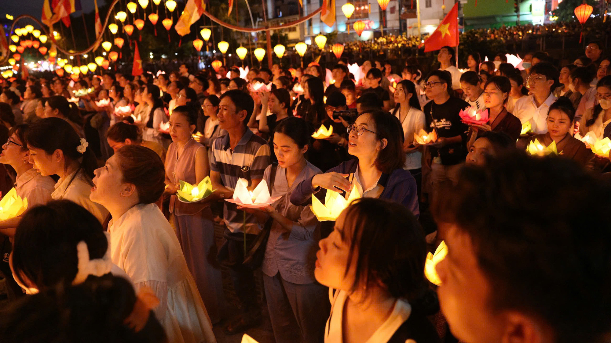 Hàng nghìn người cùng nhau thành tâm cầu nguyện cho hòa bình thế giới, quốc thái dân an, nhân loại vượt qua những biến động và đau khổ. Hàng nghìn người cùng nhau thành tâm cầu nguyện cho hòa bình thế giới, quốc thái dân an, nhân loại vượt qua những biến động và đau khổ.