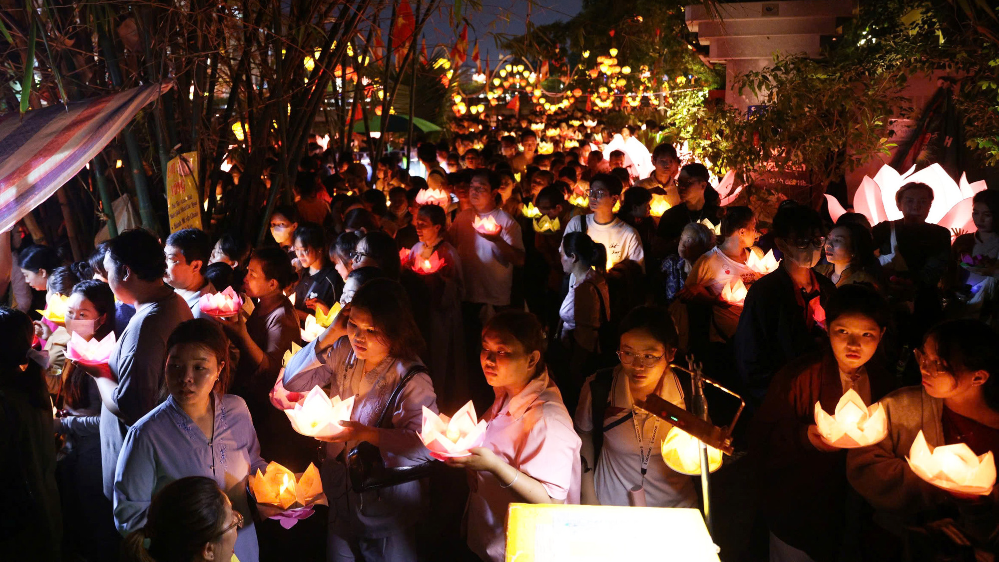 Hàng nghìn người dân, phật tử khắp Thành phố Hồ Chí Minh, đã đổ về chùa Pháp Hoa (quận 3) thả hoa đăng mừng Lễ Phật đản. Hàng nghìn người dân, phật tử khắp Thành phố Hồ Chí Minh, đã đổ về chùa Pháp Hoa (quận 3) thả hoa đăng mừng Lễ Phật đản.
