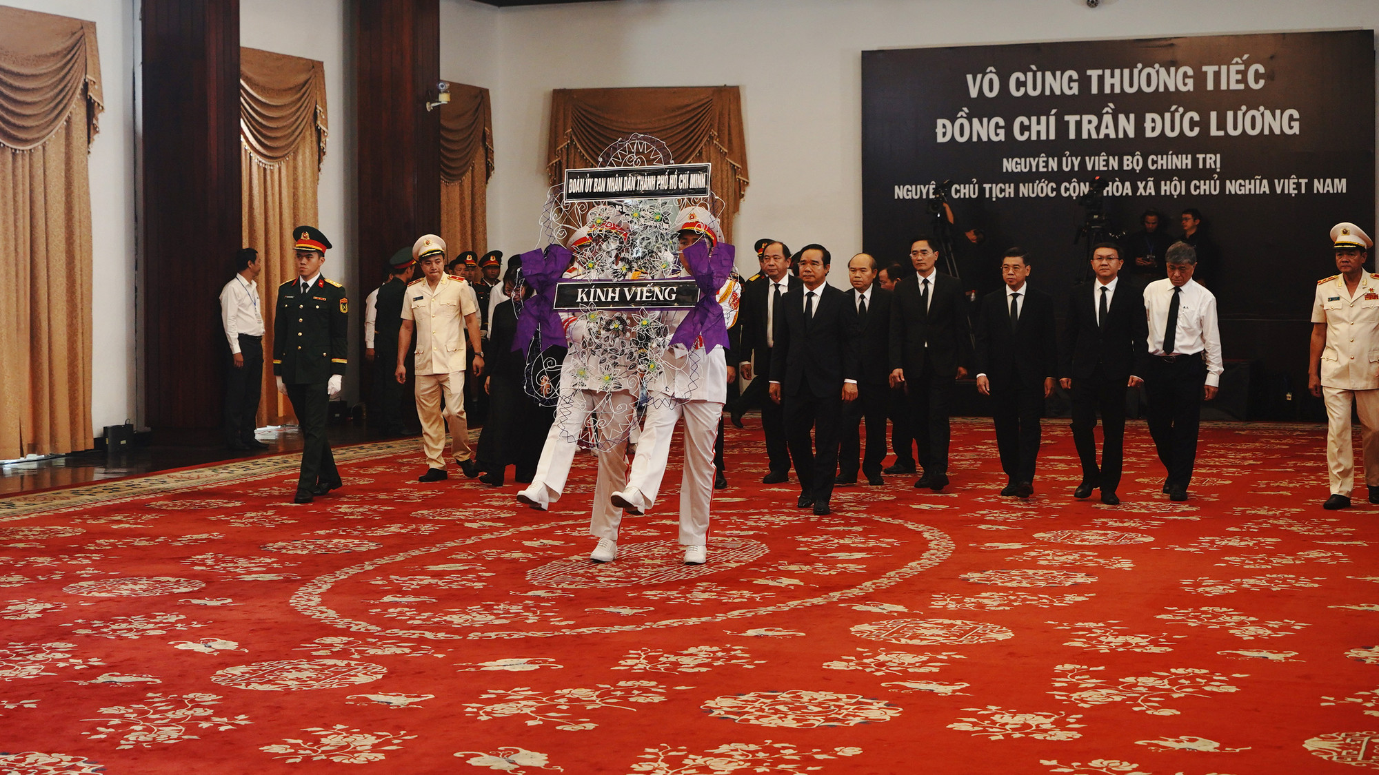 Đoàn Ủy ban nhân dân Thành phố Hồ Chí Minh Thành phố Hồ Chí Minh viếng Nguyên Chủ tịch nước Trần Đức Lương.