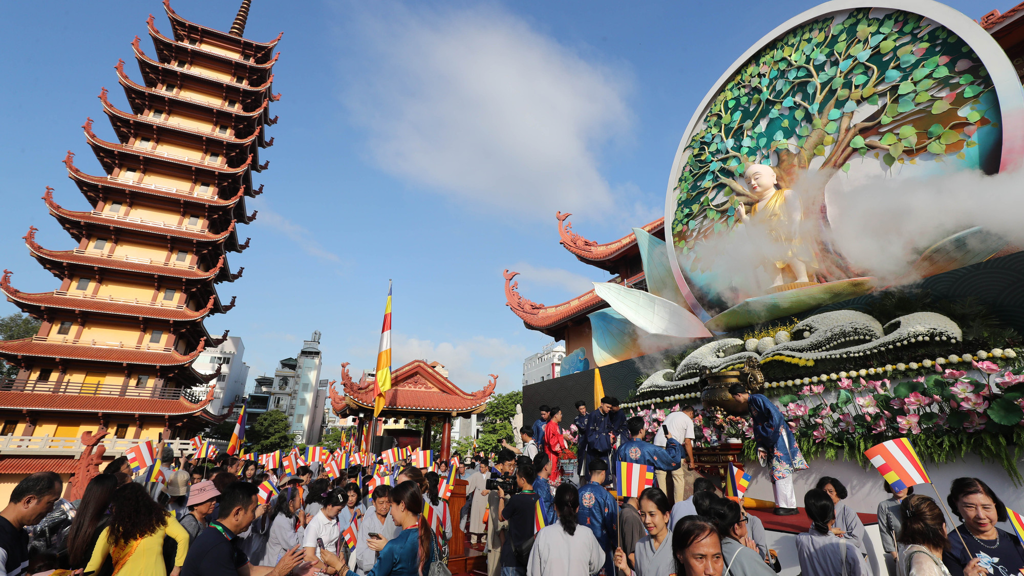 Phần chính lễ vào sáng ngày rằm tháng Tư là phần lễ quan trọng nhất trong tuần lễ Phật đản kéo dài từ mùng 8 đến ngày rằm.