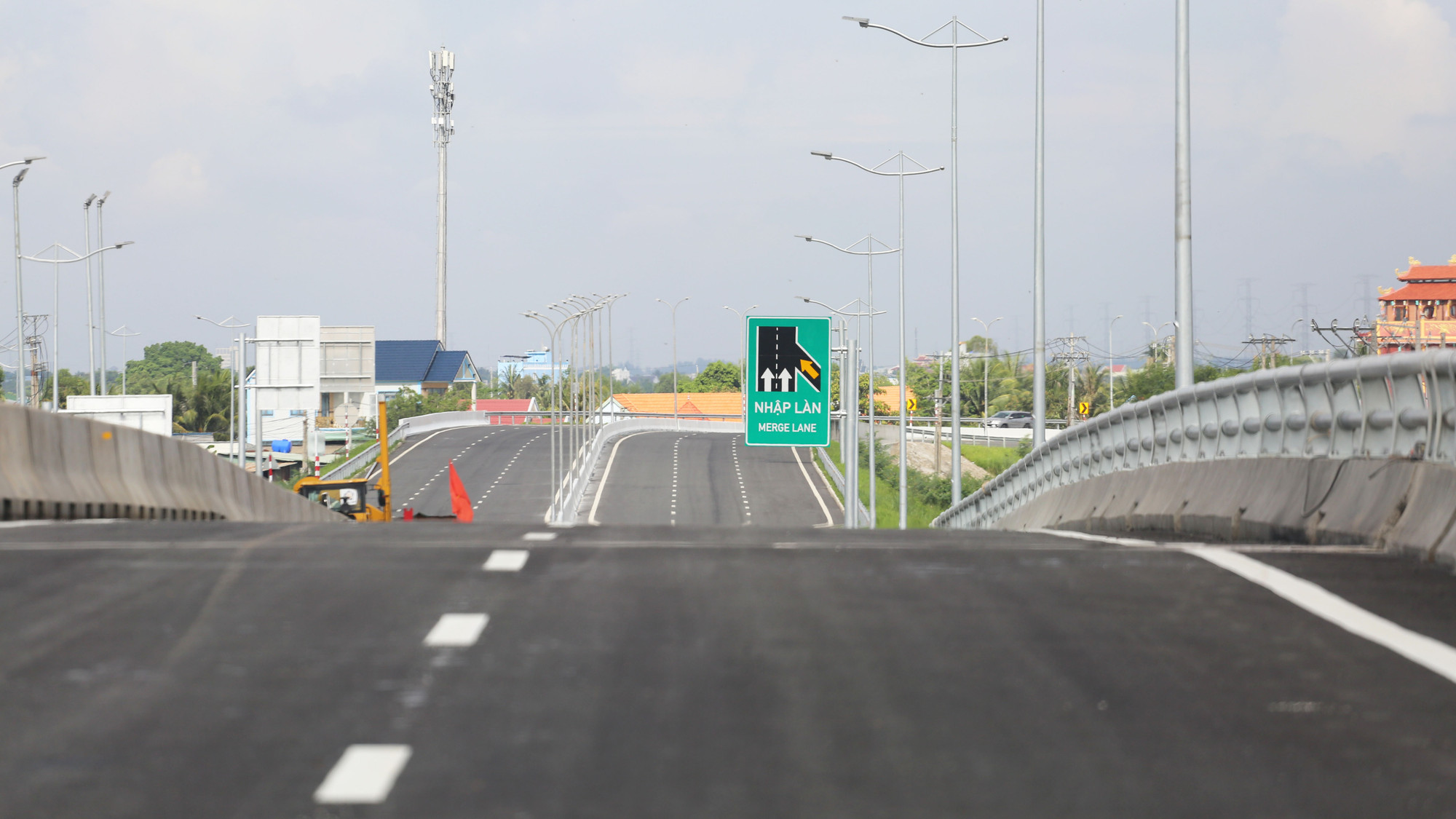 Song song đó, đoạn cầu dẫn vào cao tốc Thành phố Hồ Chí Minh-Trung Lương đang bước vào giai đoạn hoàn thiện. Song song đó, đoạn cầu dẫn vào cao tốc Thành phố Hồ Chí Minh-Trung Lương đang bước vào giai đoạn hoàn thiện.