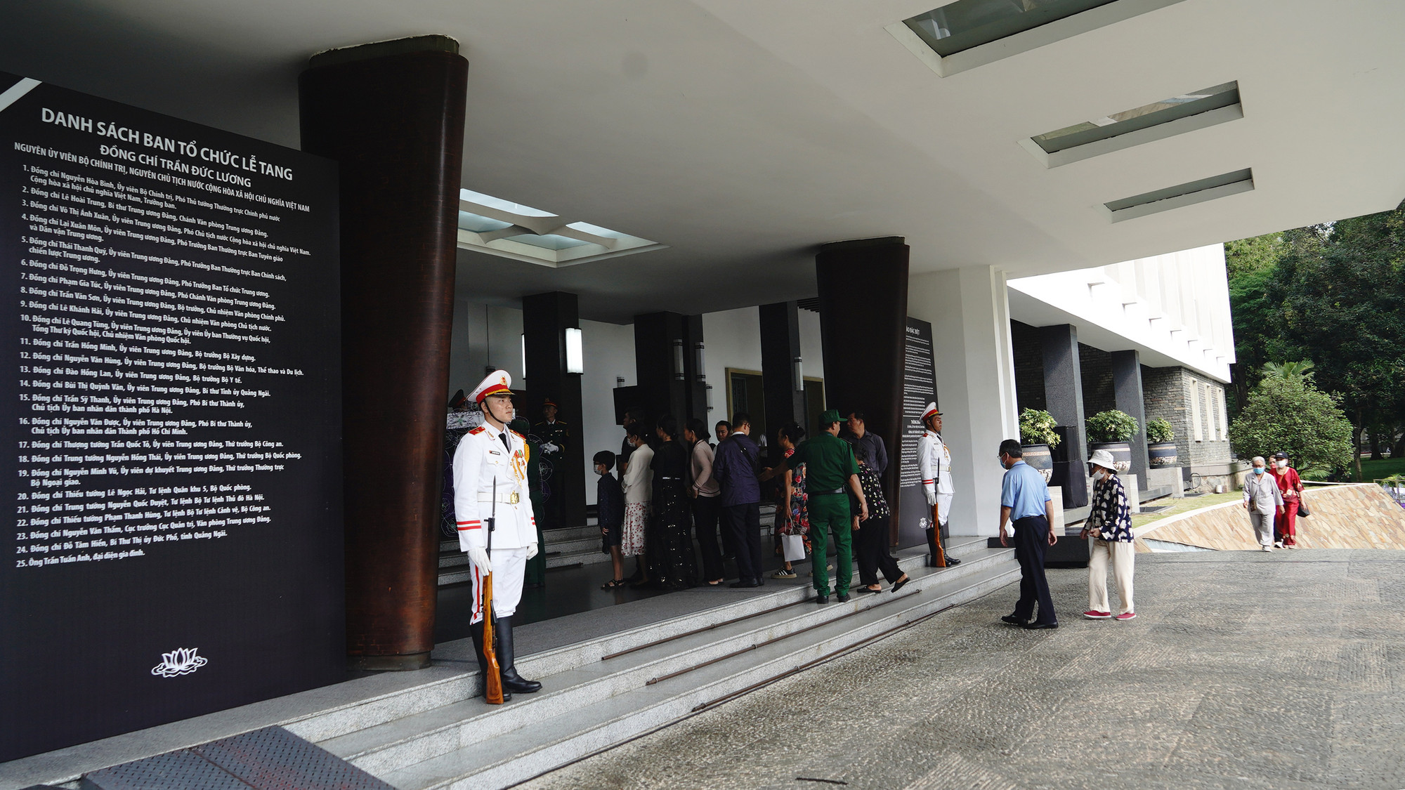 Dòng người đến viếng nguyên Chủ tịch nước Trần Đức Lương tại Hội trường Thống Nhất.