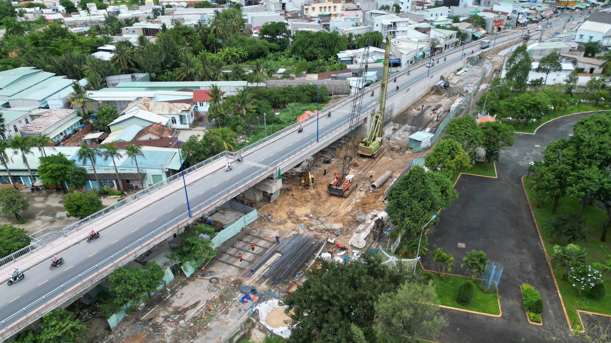 Nguyên nhân được xác định do kết cấu tạm trong quá trình thi công một bên nhánh cầu, khi chưa thể xây dựng đầy đủ hệ thống tường chắn 2 bên đường dẫn. Hiện tượng này đã được đơn vị thi công và tư vấn giám sát lường trước, không ảnh hưởng đến kết cấu công trình.