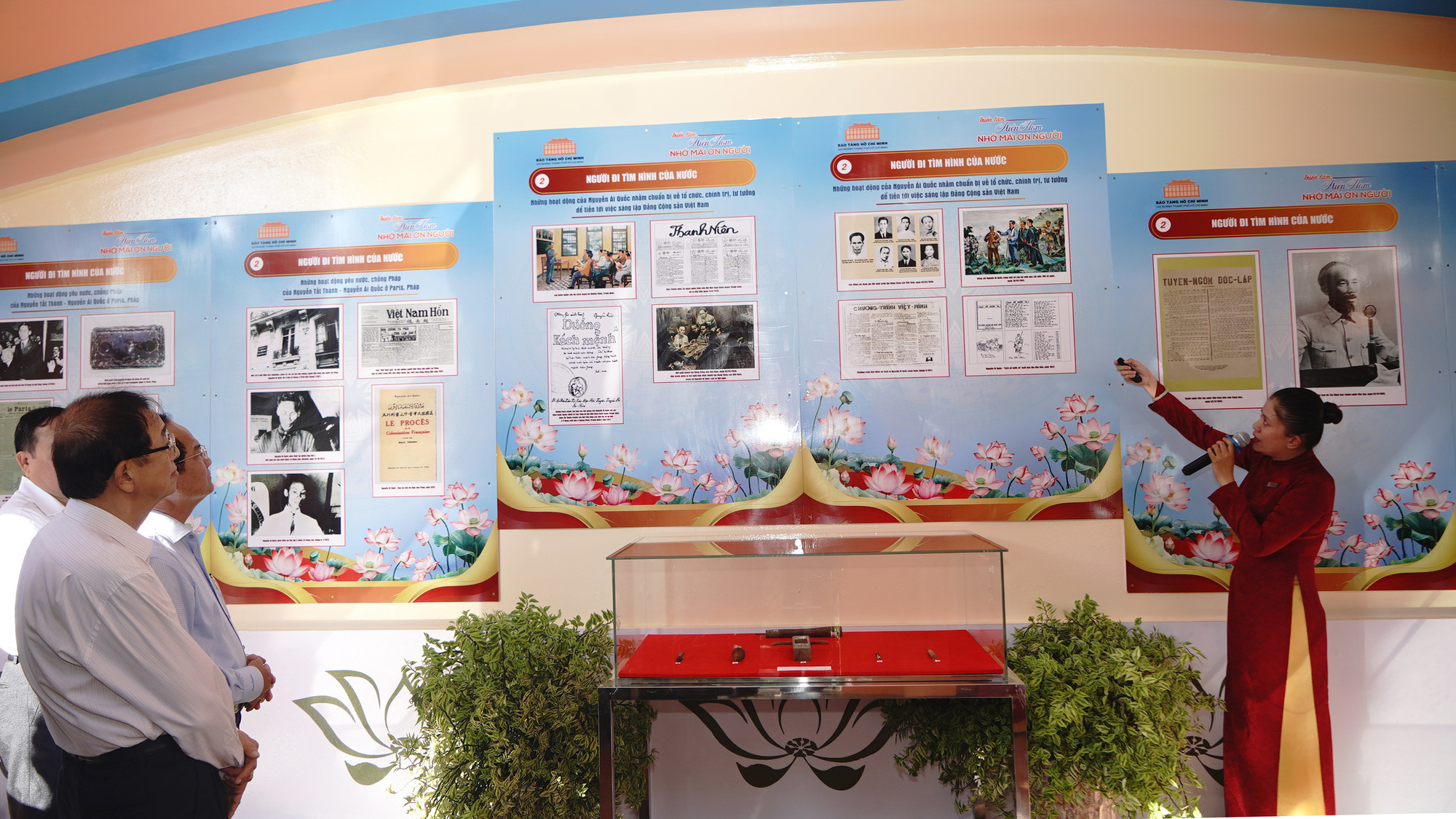 Với 135 tài liệu, hình ảnh nội dung trưng bày về chuyên đề thể hiện tình cảm sâu sắc của Bác Hồ với miền nam và tình cảm đồng bào miền nam với Bác Hồ chính là một trong những nhân tố quan trọng góp phần làm nên Đại thắng mùa Xuân năm 1975, giải phóng hoàn toàn miền nam, thống nhất đất nước. Với 135 tài liệu, hình ảnh nội dung trưng bày về chuyên đề thể hiện tình cảm sâu sắc của Bác Hồ với miền nam và tình cảm đồng bào miền nam với Bác Hồ chính là một trong những nhân tố quan trọng góp phần làm nên Đại thắng mùa Xuân năm 1975, giải phóng hoàn toàn miền nam, thống nhất đất nước.