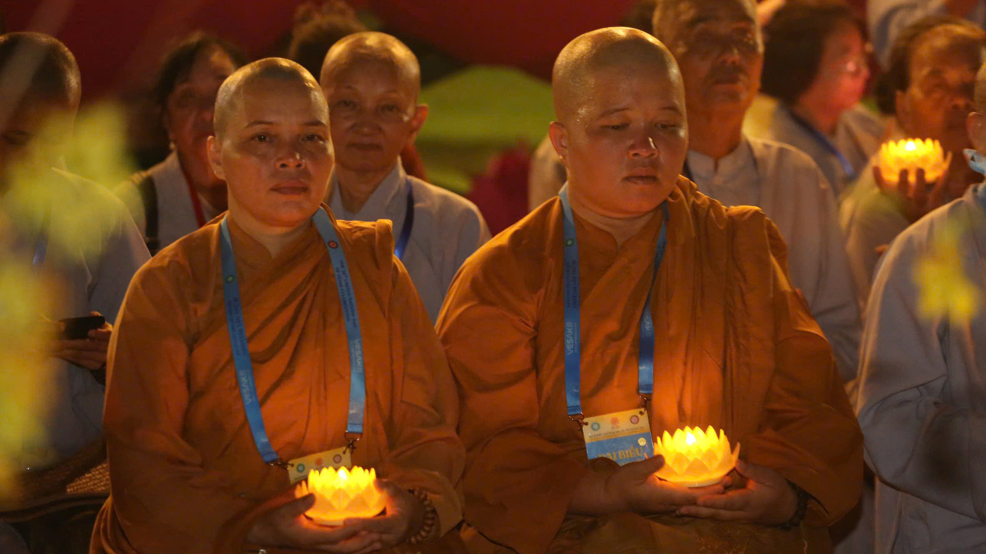 Lễ hội bắt đầu với nghi thức hành thiền quanh hồ và tụng kinh cầu nguyện do chư tôn đức tăng ni chủ trì.