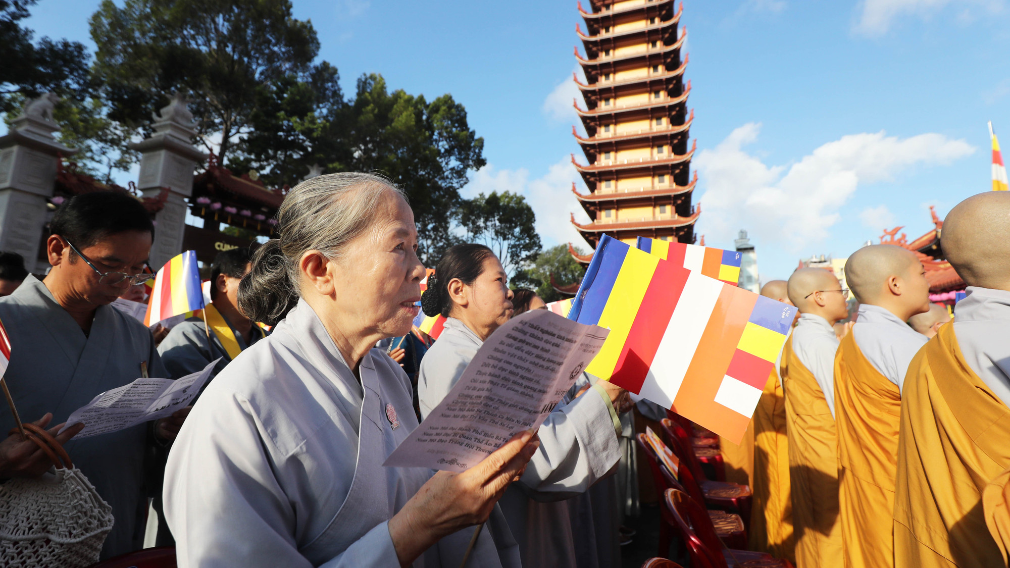 Phật tử hướng về lễ đài chính, đọc kinh cầu nguyện quốc thái dân an, thế giới hòa bình.