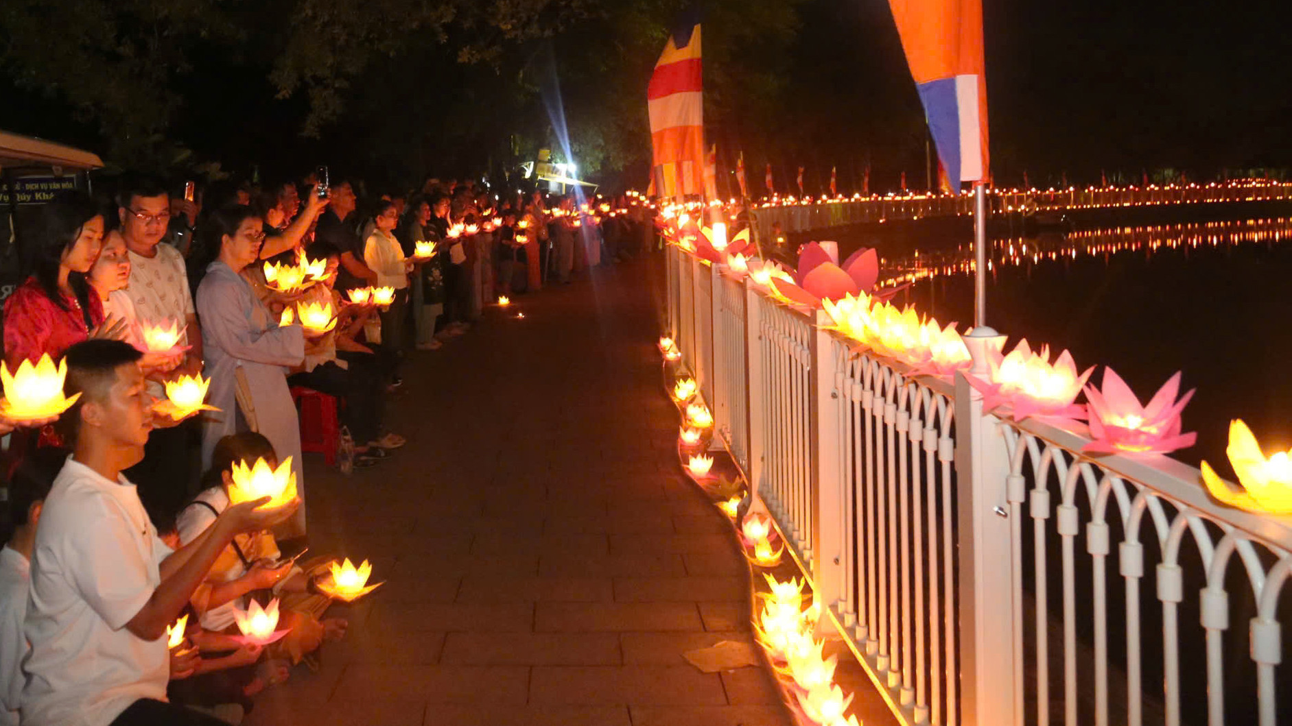 Hoa đăng tượng trưng cho ánh sáng trí tuệ Phật pháp, xua tan vô minh, hướng con người đến con đường thiện lành.