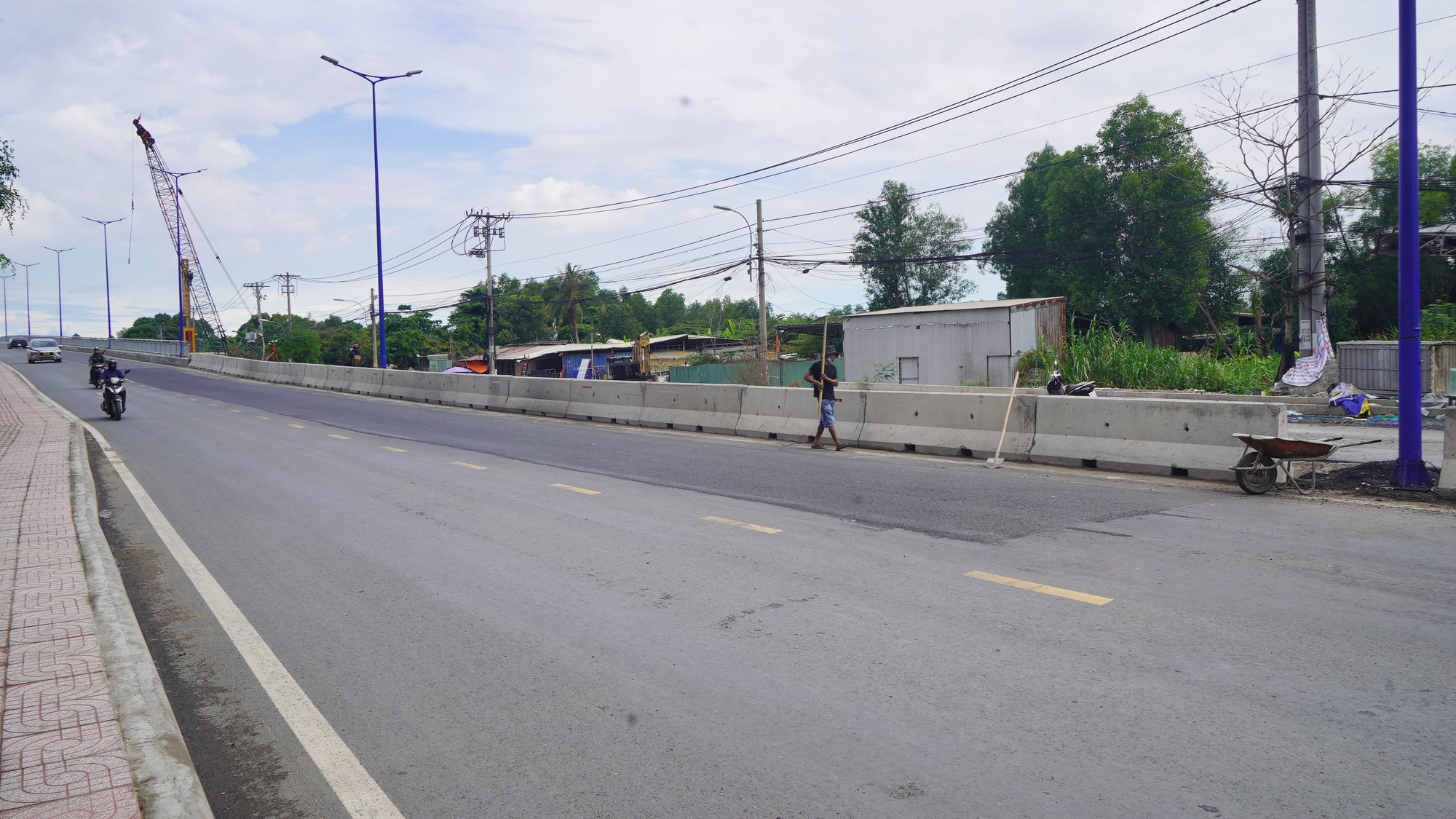 Tuy nhiên mới đây, người dân phản ánh mặt đường xuất hiện vết lún cục bộ, mố cầu có vết nứt, bong tróc bê-tông, ảnh hưởng mỹ quan và tiềm ẩn nguy cơ mất an toàn giao thông.