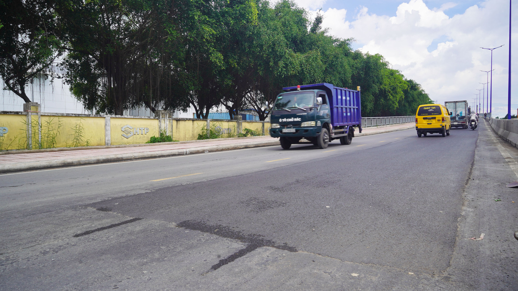 Cuối tháng 2 năm nay, dự án cầu Tăng Long trên đường Lã Xuân Oai, phường Trường Thạnh, thành phố Thủ Đức, Thành phố Hồ Chí Minh đã chính thức tổ chức lưu thông một nhánh (nhánh trái) để phục vụ nhu cầu đi lại của người dân. Tuy nhiên, sau vài tháng phục vụ giao thông, mặt đường dẫn lên nhánh cầu này có dấu hiệu bị hằn lún cục bộ.