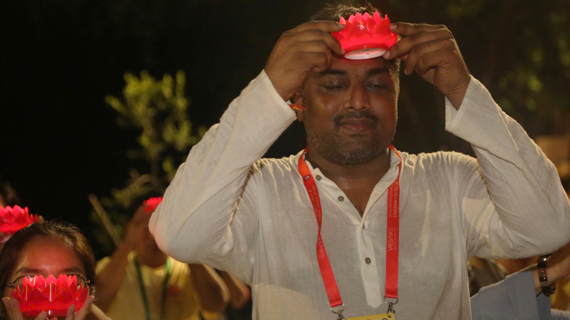 Mỗi ngọn hoa đăng được thắp lên, mỗi người cầu nguyện gửi vào đó một tâm niệm thiện lành, một tâm niệm an lạc cho mình và cho mọi người.