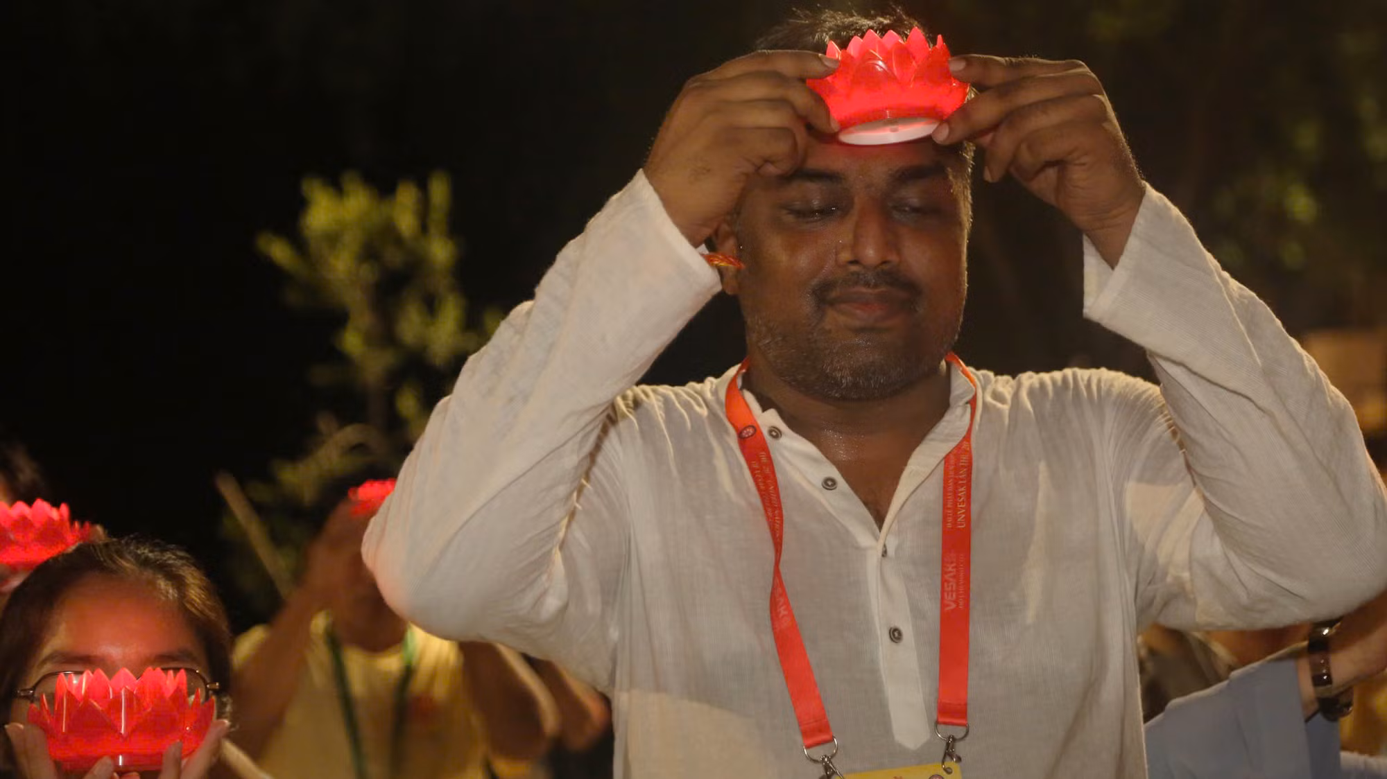 Mỗi ngọn hoa đăng được thắp lên, mỗi người cầu nguyện gửi vào đó một tâm niệm thiện lành, một tâm niệm an lạc cho mình và cho mọi người. Mỗi ngọn hoa đăng được thắp lên, mỗi người cầu nguyện gửi vào đó một tâm niệm thiện lành, một tâm niệm an lạc cho mình và cho mọi người.