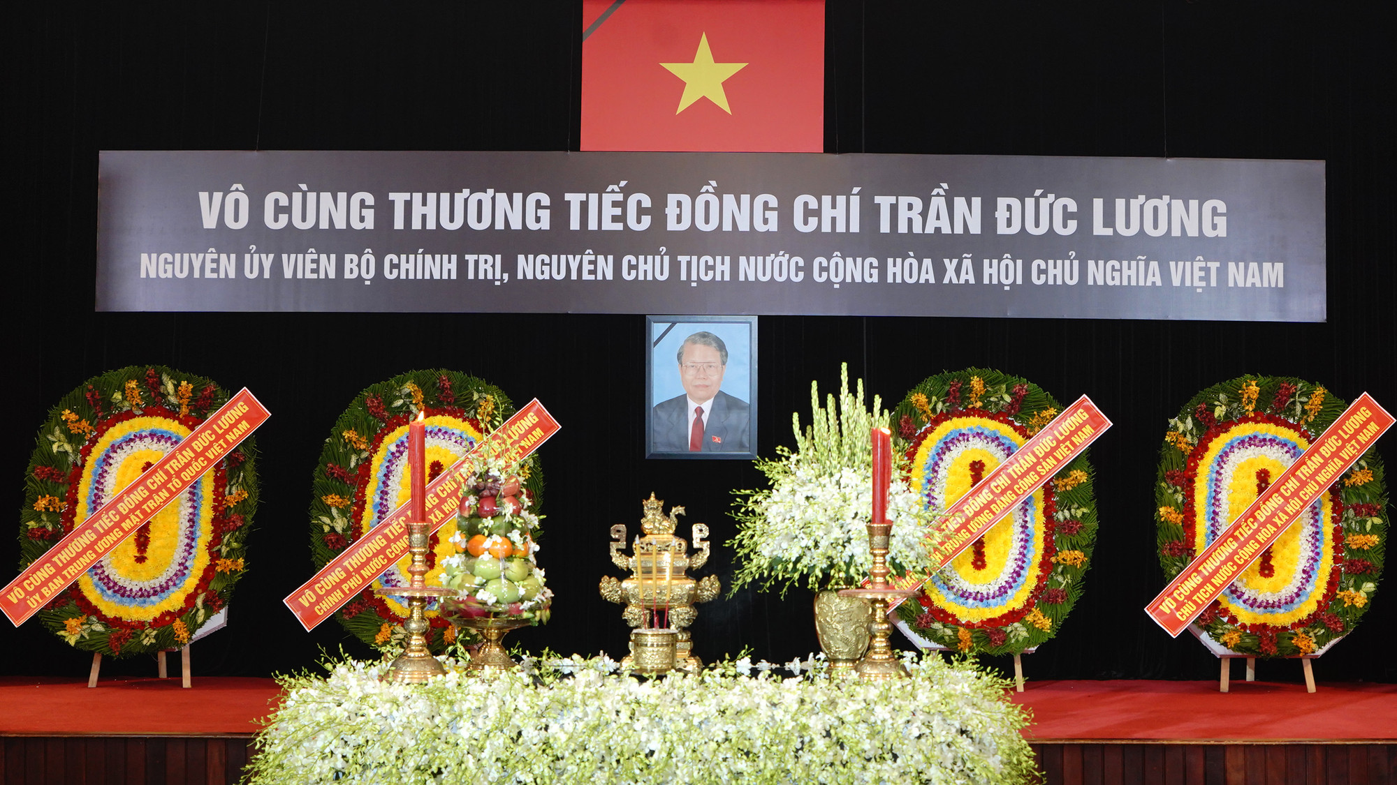 Trước giờ cử hành Lễ truy điệu, các đoàn đại biểu đã xếp hàng trang nghiêm, lần lượt vào viếng, nghiêng mình trước bàn thờ và di ảnh của nguyên Chủ tịch nước Trần Đức Lương.