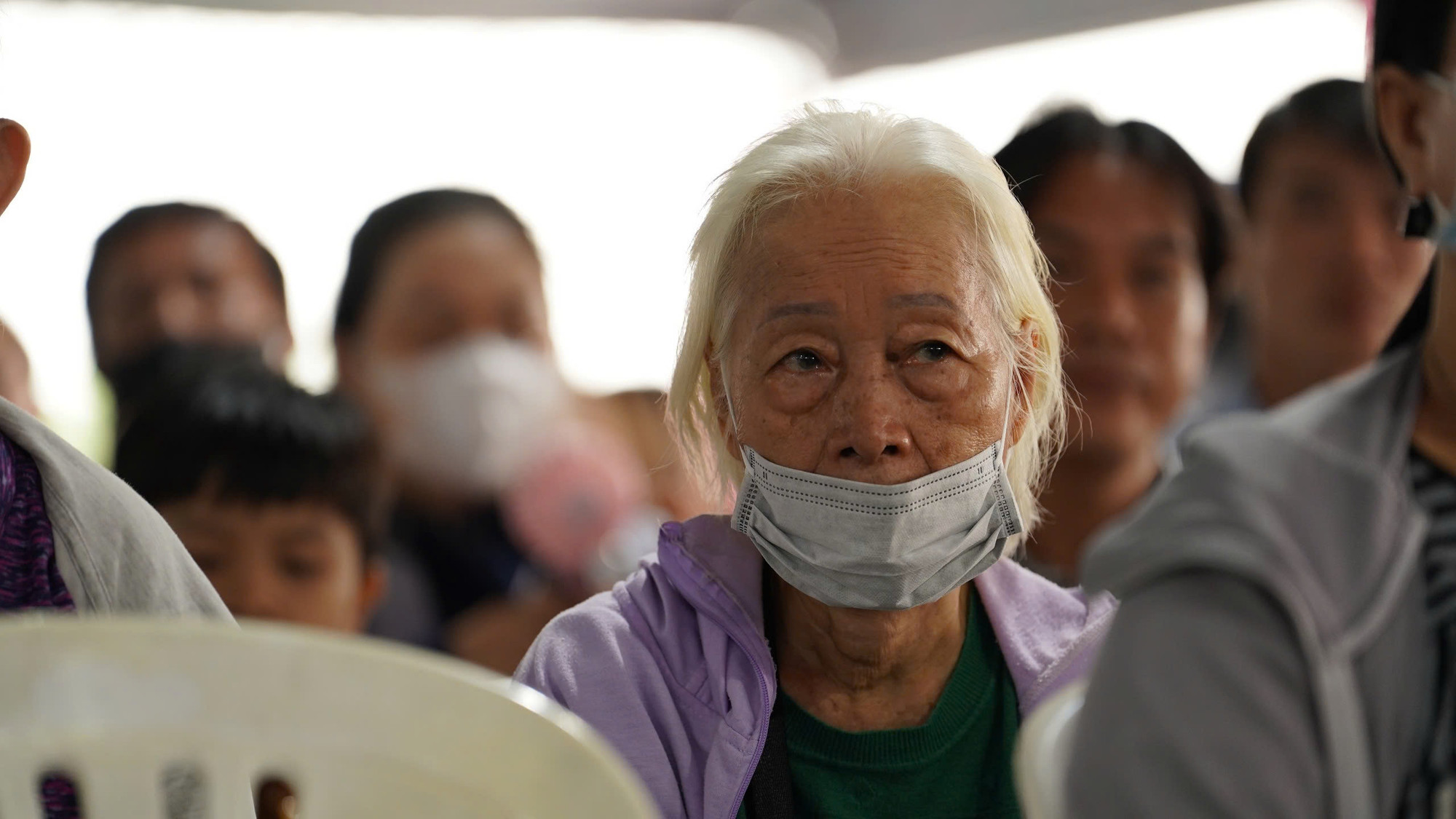 Bà Minh Tuyết (70 tuổi, quận Bình Tân) bày tỏ hạnh phúc khi có cơ hội tận mắt nhìn xá lợi Đức Phật. Tuy không phải là phật tử nhưng mỗi dịp đặc biệt bà Tuyết luôn dành thời gian đi lễ chùa, bái lạy Đức Phật. "Càng lớn tuổi, tôi càng muốn hướng Phật nhiều hơn và tìm đến những điều thanh tịnh", bà Minh Tuyết chia sẻ.